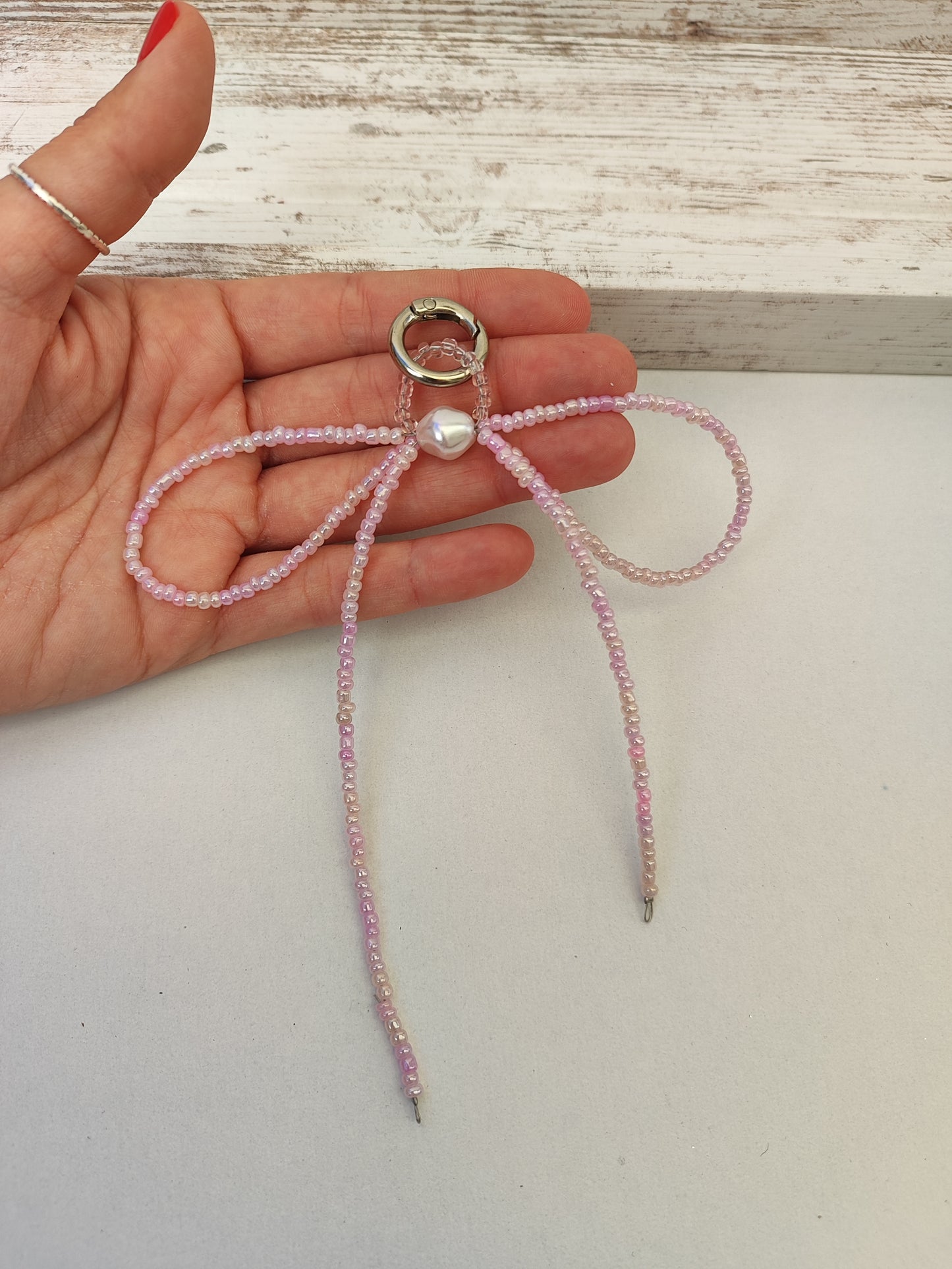 Bag charm φιόγκος από ροζ χάντρες και λευκή πέρλα.