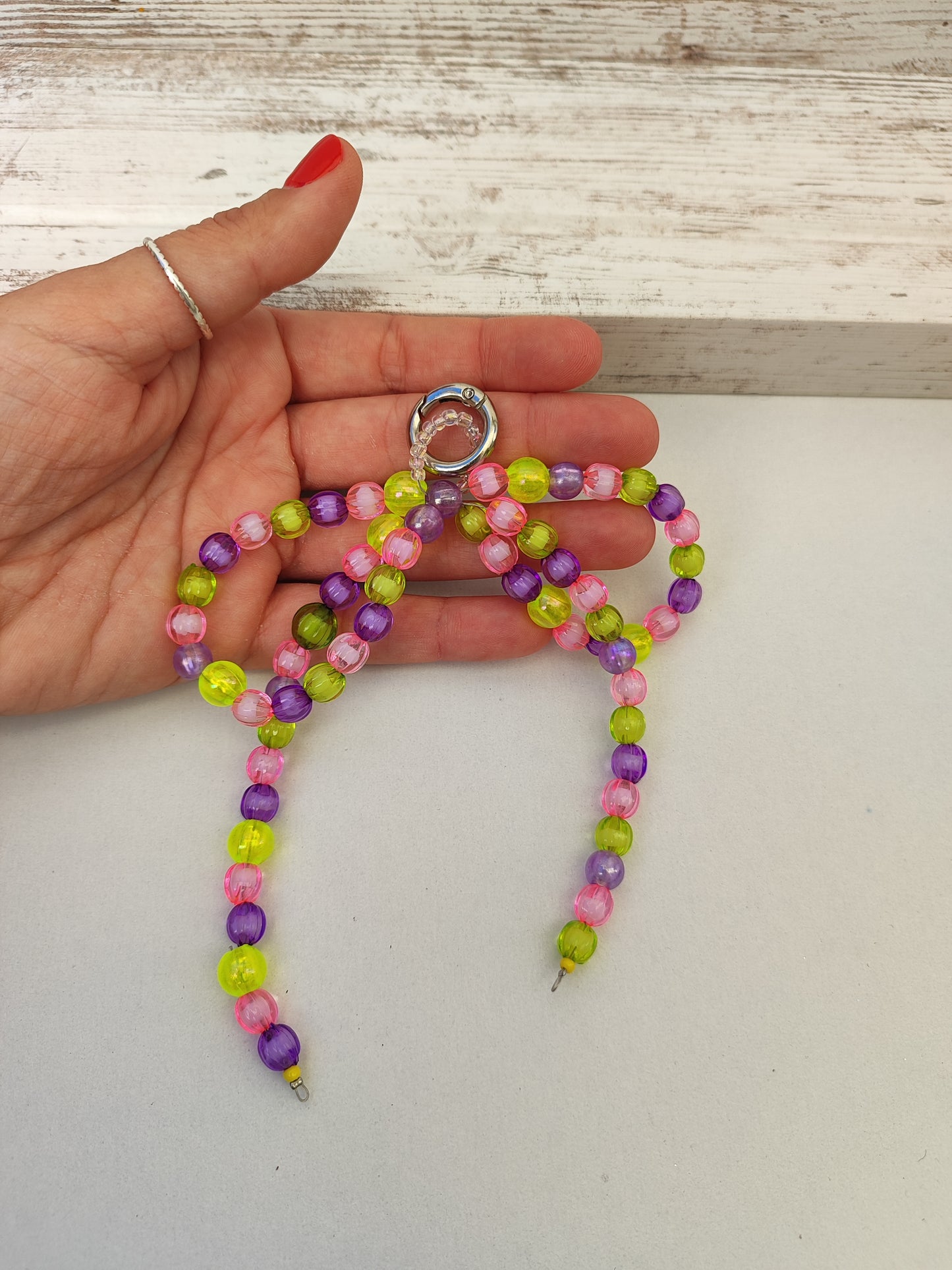 Bag charm φιόγκος από μεγάλες πολύχρωμες χάντρες.