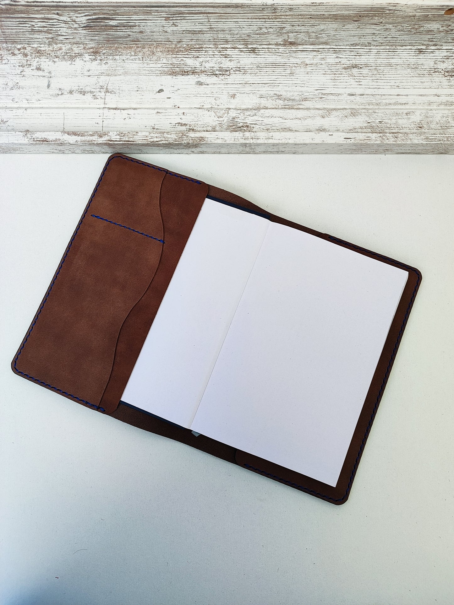 Χειροποίητη δερμάτινη θήκη για ημερολόγιο - σημειωματάριο ''καφέ με μπλε κλωστή''