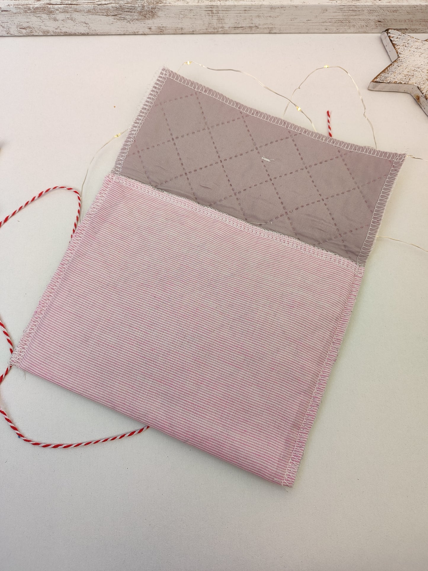 Υφασμάτινος φάκελος για το γράμμα στον Άγιο Βασίλη - ροζ με κόκκινες λεπτομέρειες.