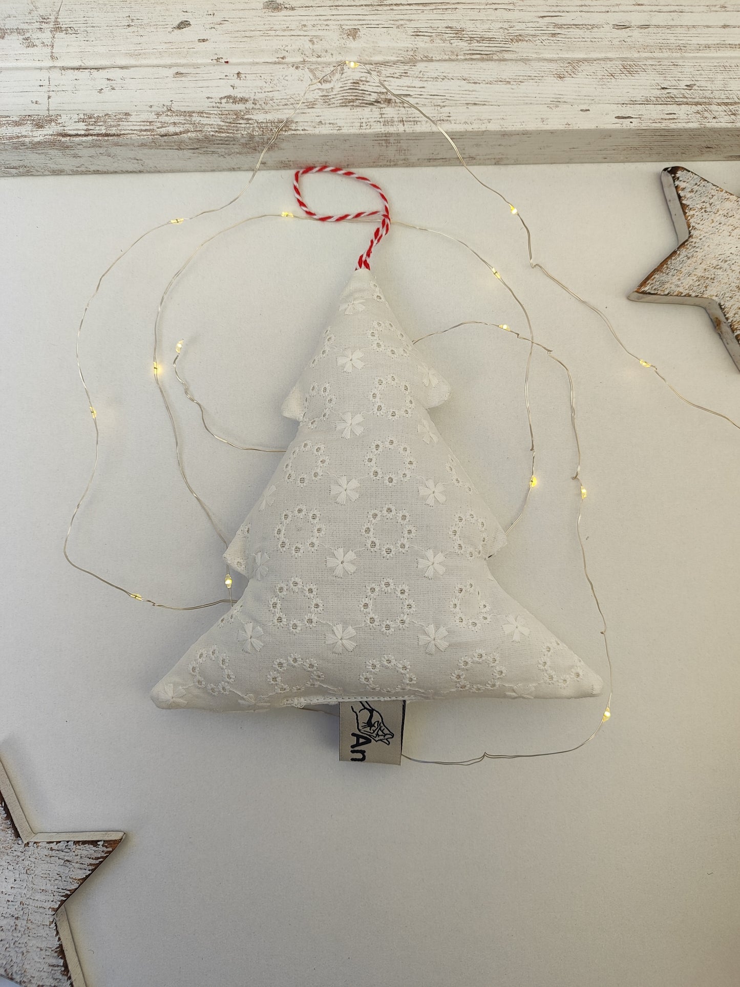 Χριστουγεννιάτικο υφασμάτινο στολίδι - λευκό δέντρο.