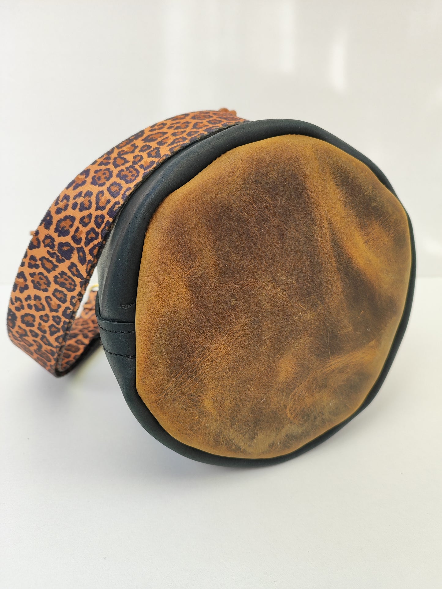 Χειροποίητη δερμάτινη τσάντα πουγκί - μαύρο με καφέ και χρυσές λεπτομέρειες και λεοπάρ ιμάντα.