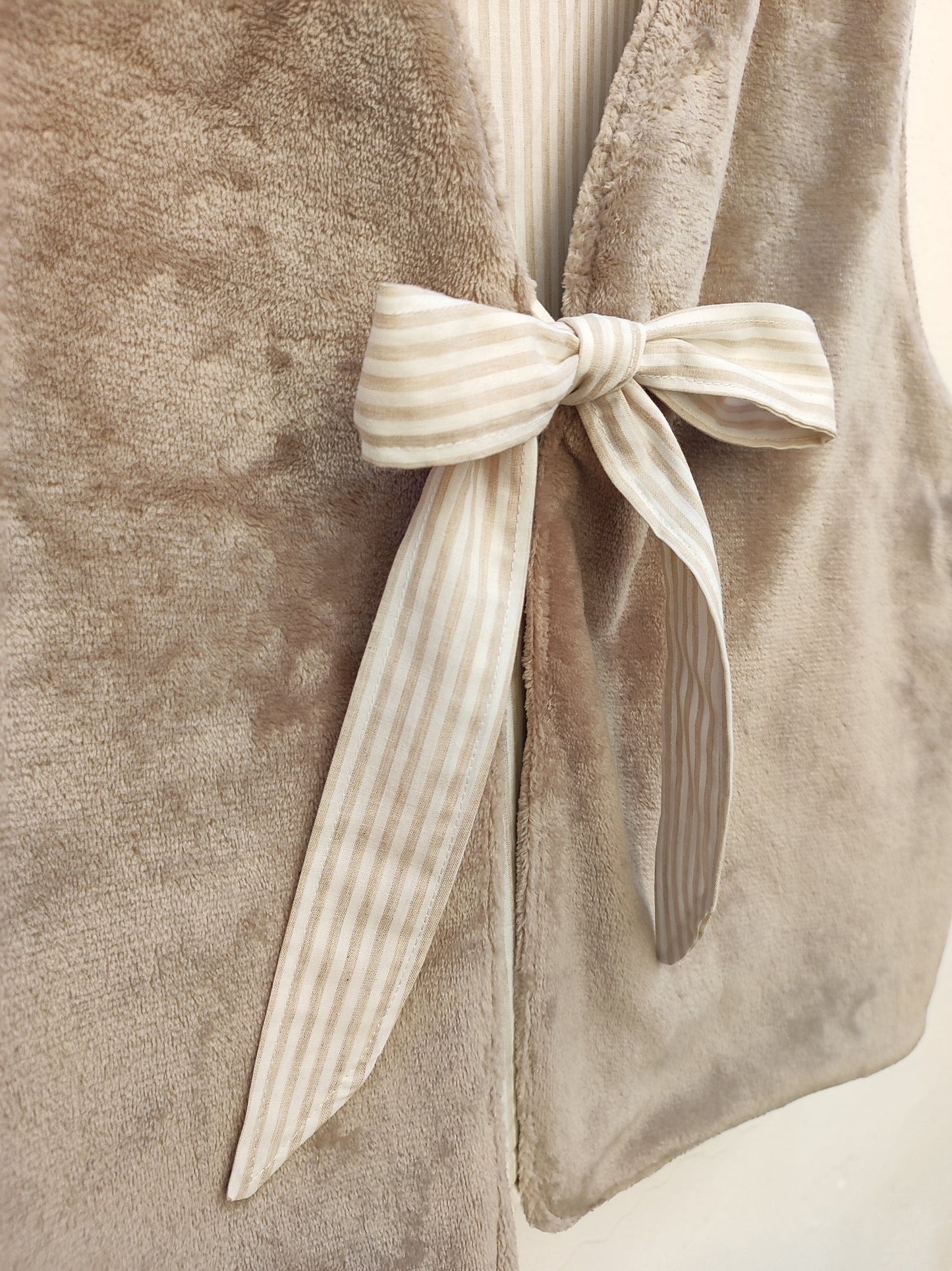 Χειροποίητο γιλέκο, μπεζ απαλό γουνάκι με ριγέ φιόγκο.