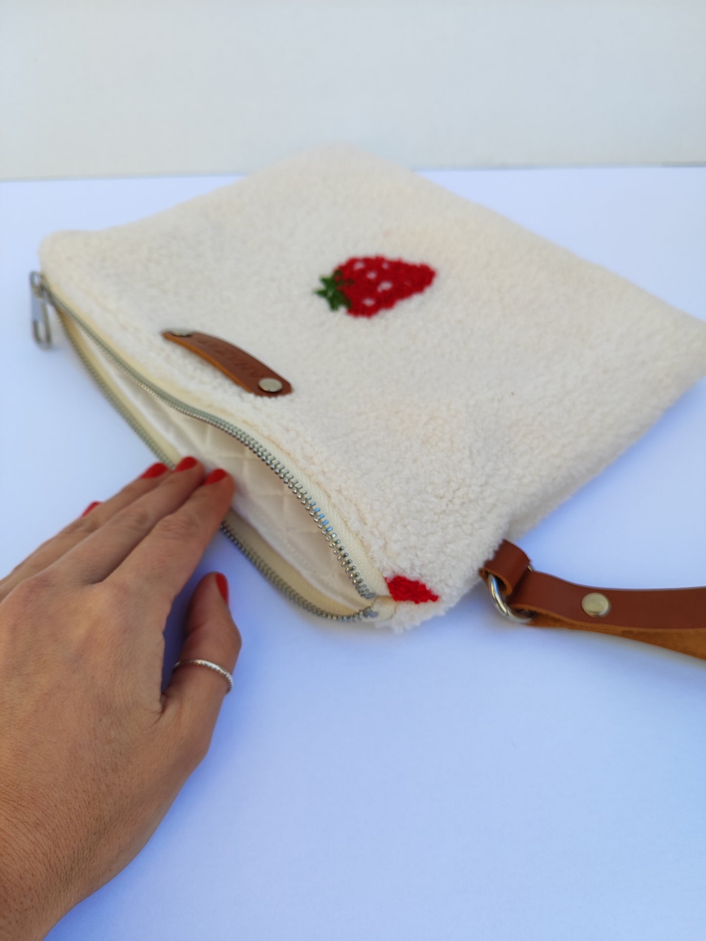 Τσαντάκι με φερμουάρ από γουνάκι με φράουλες και ασημί φερμουάρ.