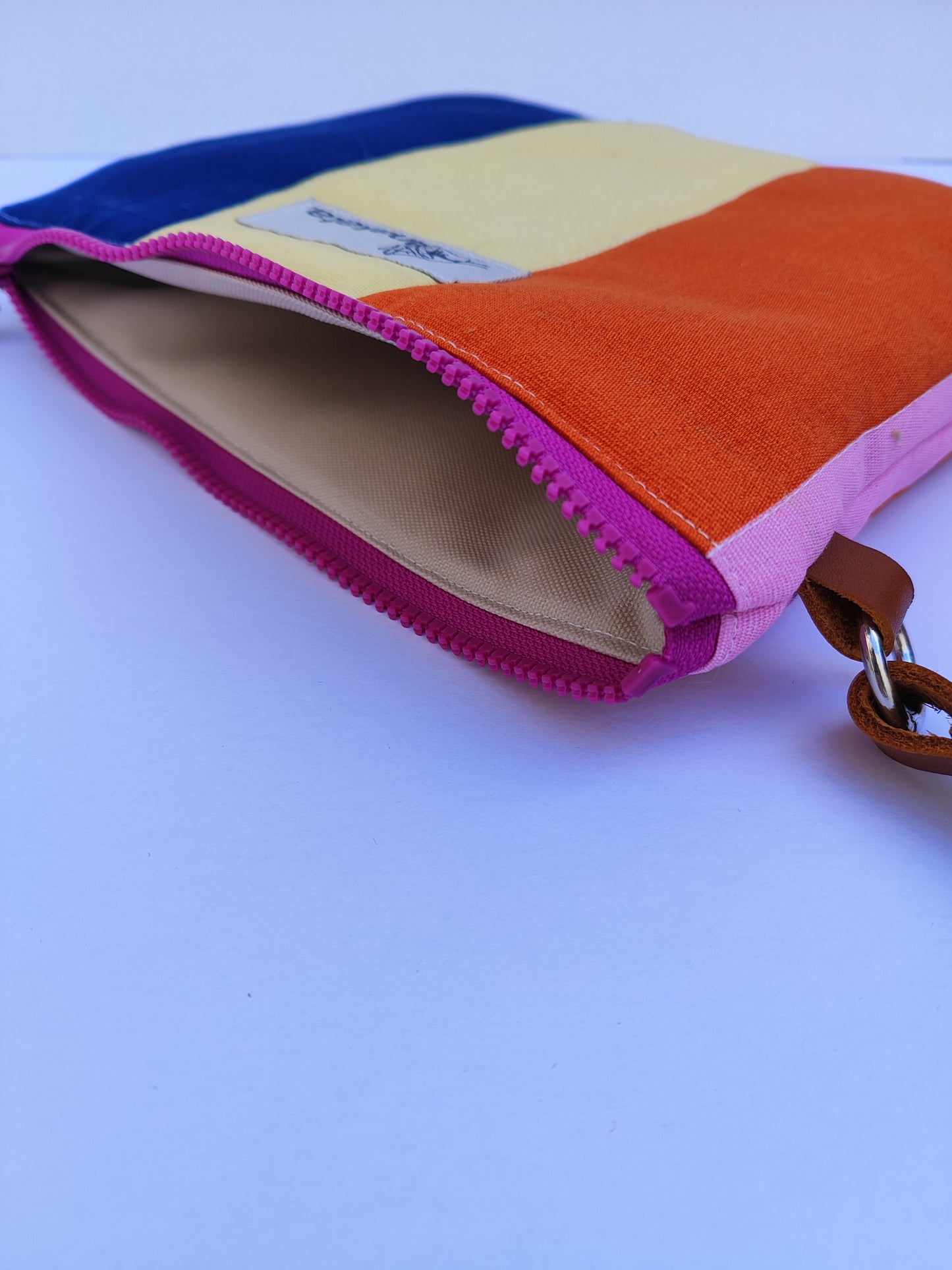 Καπιτονέ τσαντάκι με φερμουάρ ''φαρδιές ρίγες - πορτοκαλί, κίτρινο, μπλε''