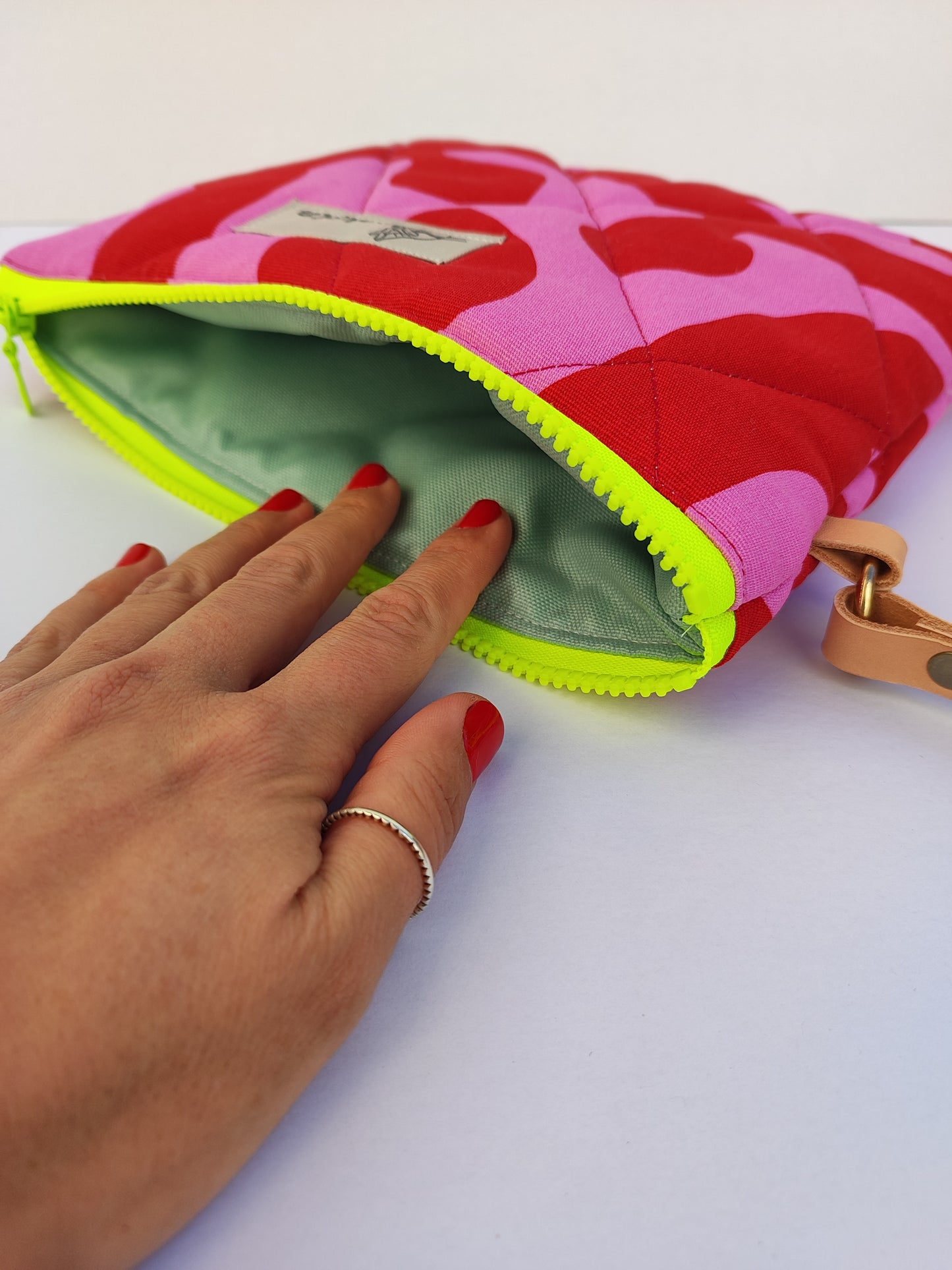 Καπιτονέ τσαντάκι με φερμουάρ ''ροζ - κόκκινο'' και φλούο λαχανί φερμουάρ.