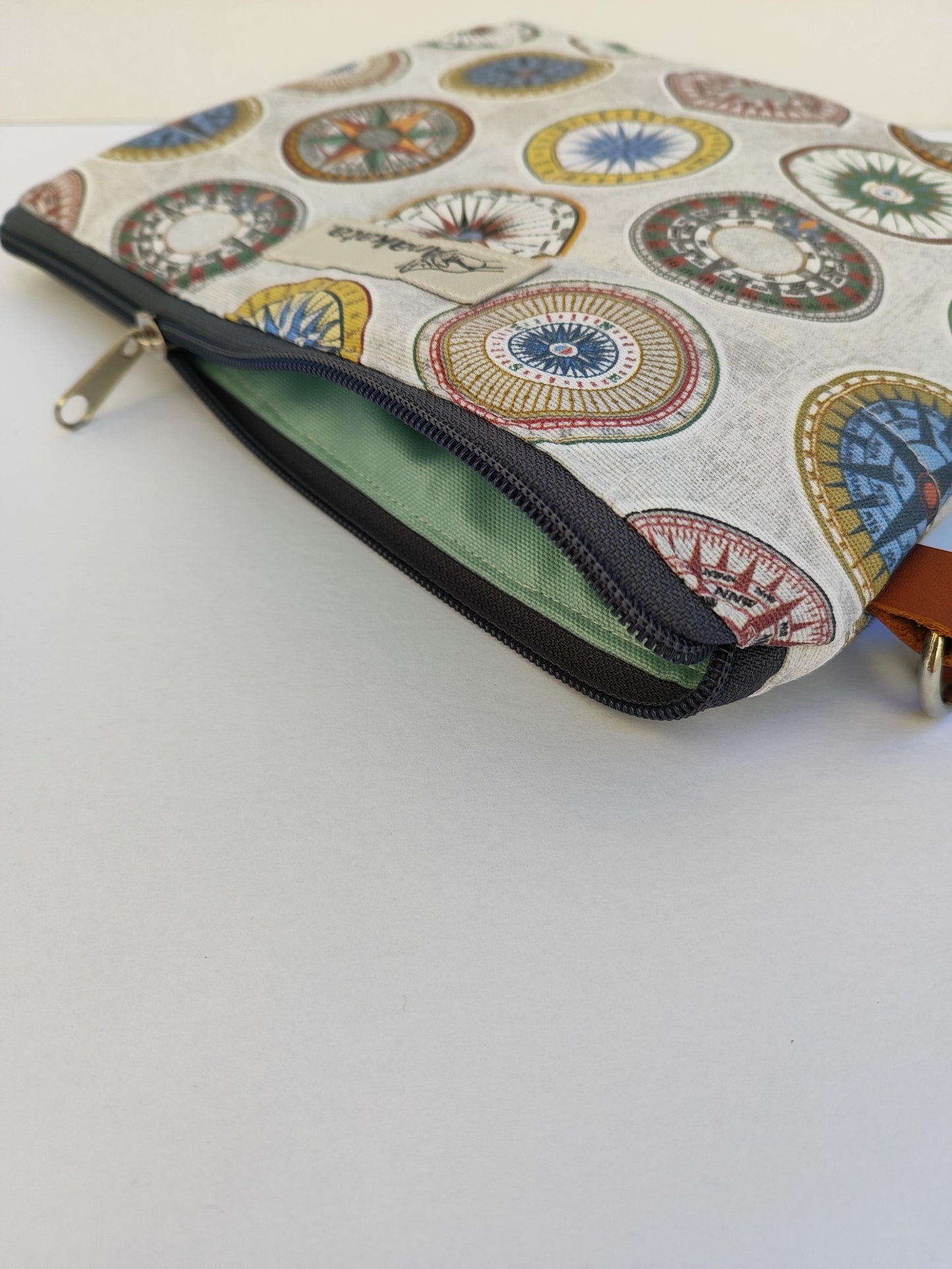 Καπιτονέ τσαντάκι με φερμουάρ ''πυξίδες''