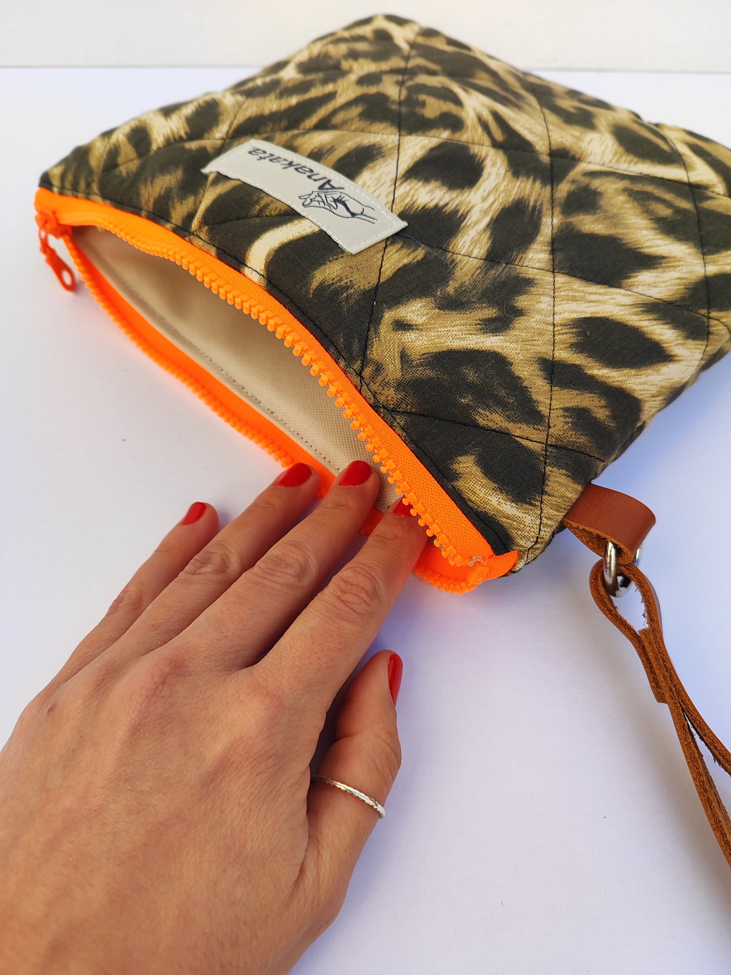 Καπιτονέ τσαντάκι με φερμουάρ ''λεοπάρ'' και πορτοκαλί φλούο φερμουάρ.