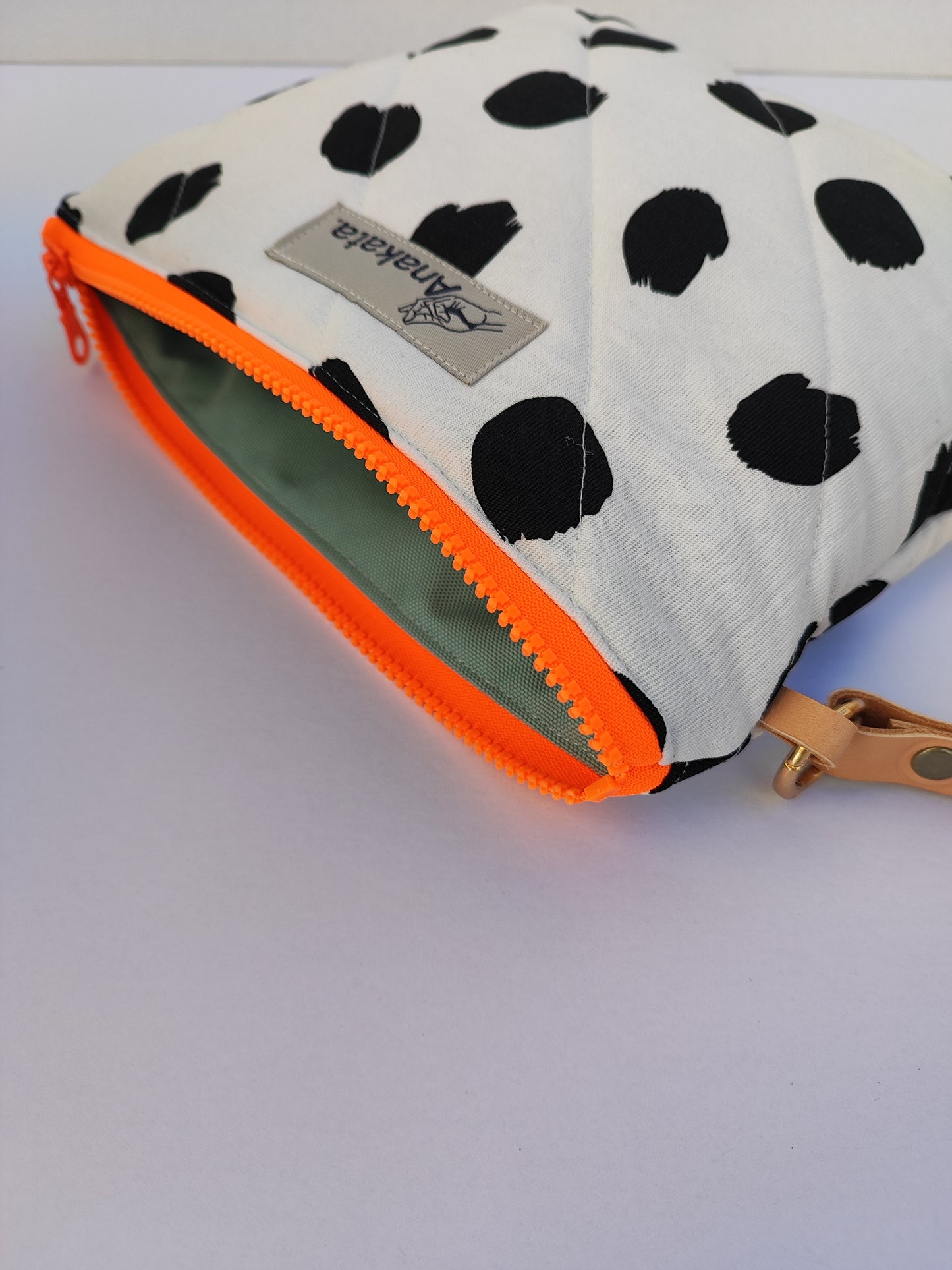 Καπιτονέ τσαντάκι με φερμουάρ ''άσπρο με μαύρες πιτσίλες''