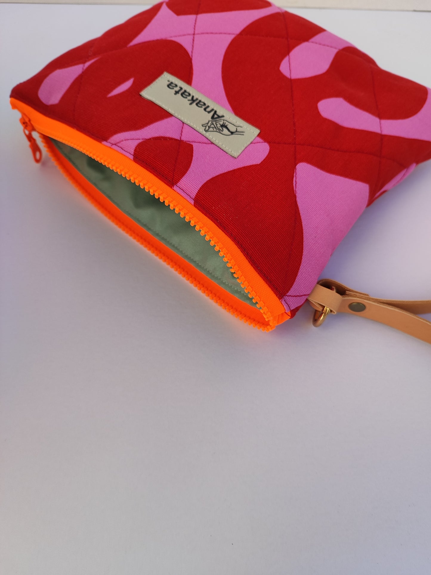 Καπιτονέ τσαντάκι με φερμουάρ ''ροζ - κόκκινο'' και φλούο πορτοκαλί φερμουάρ.