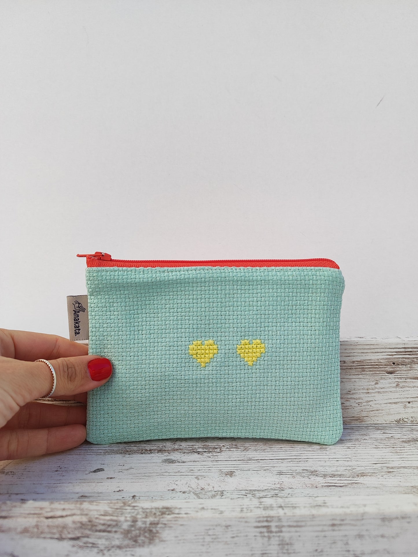 Μικρό κεντημένο πορτοφολάκι - βεραμάν με κίτρινες καρδιές
