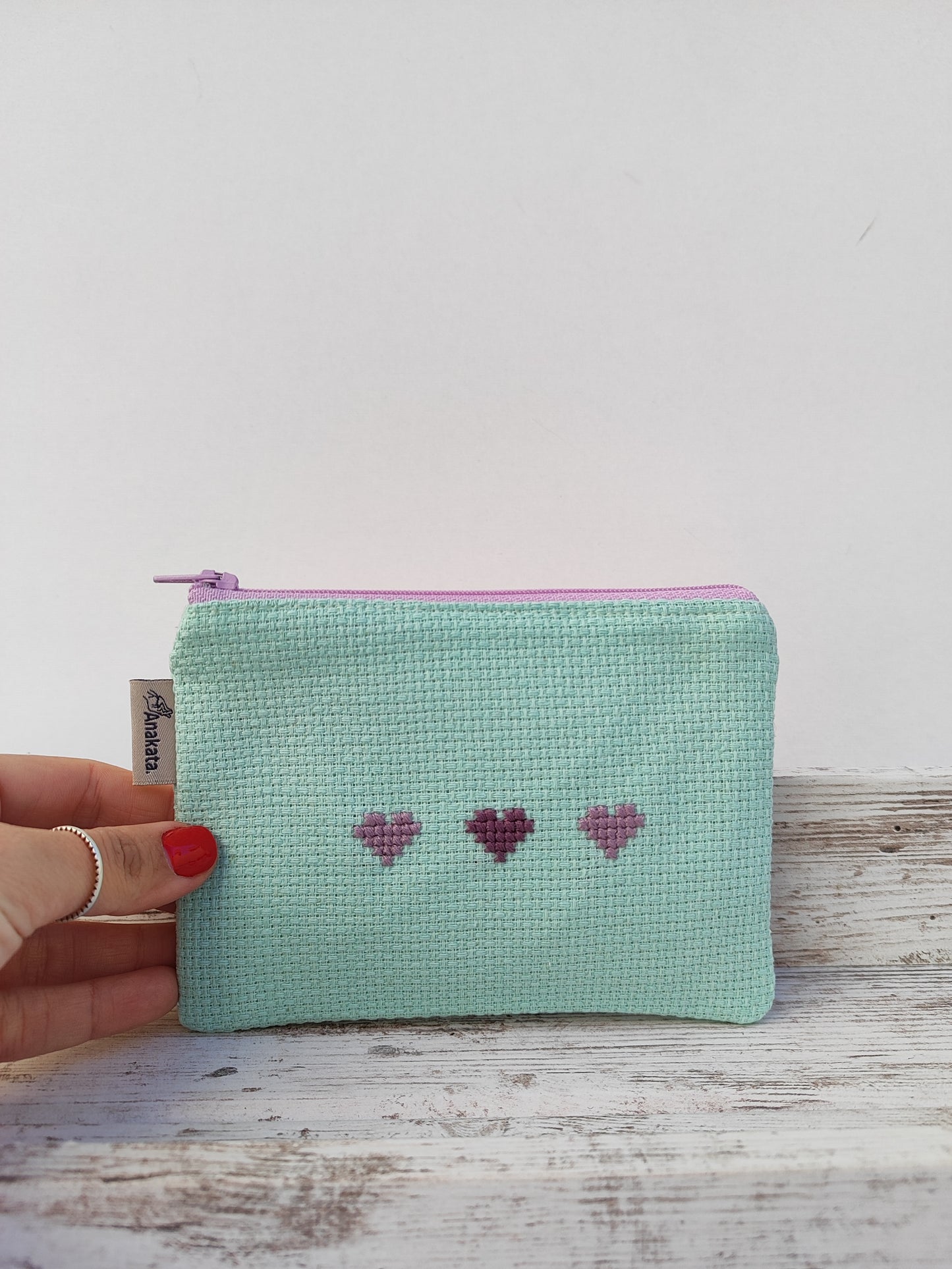 Μικρό κεντημένο πορτοφολάκι - βεραμάν με μωβ καρδιές