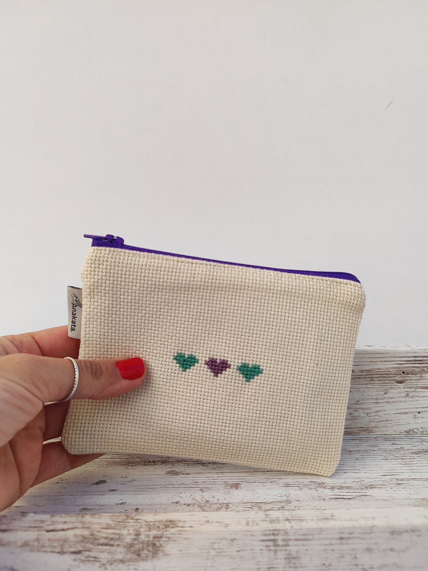 Μικρό κεντημένο πορτοφολάκι - εκρού με καρδιές
