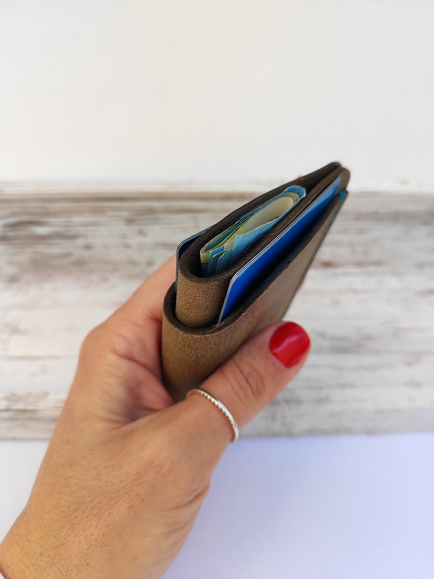 Hobbit δερμάτινο πορτοφόλι ''λαδί με βεραμάν κλωστή''