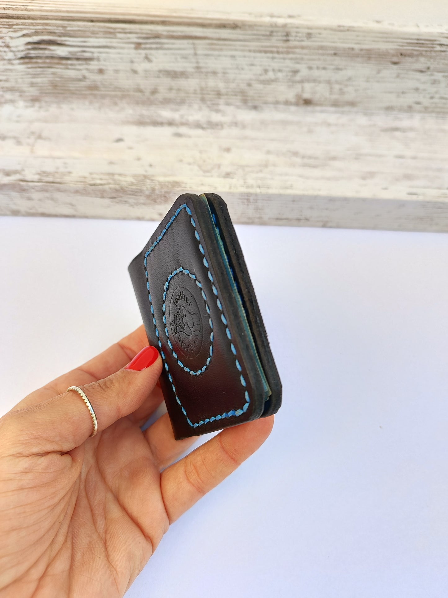 Magneto χειροποίητο δερμάτινο πορτοφόλι για χαρτονομίσματα - μαύρο με γαλάζια κλωστή
