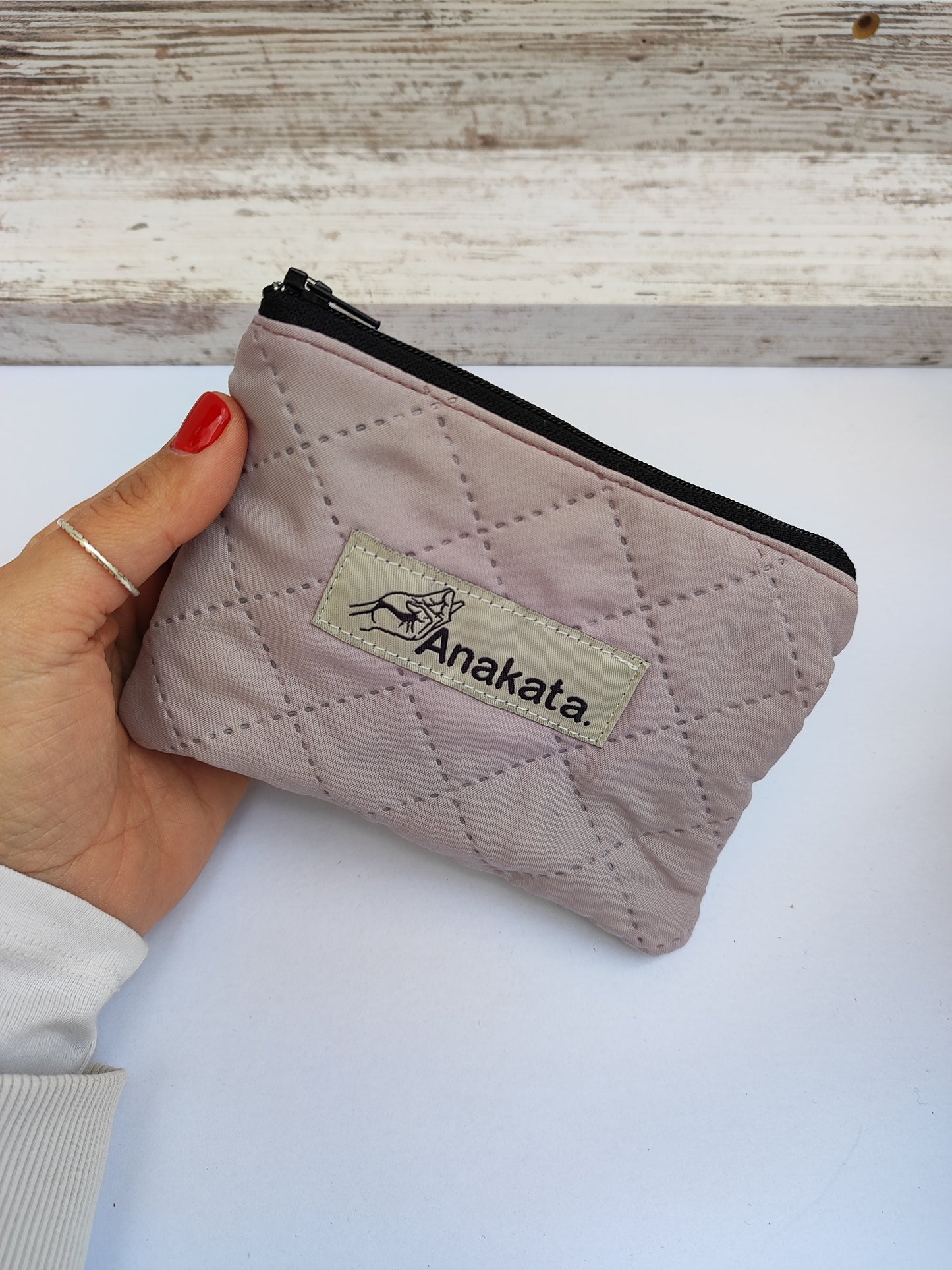 Υφασμάτινο πορτοφολάκι zero waste, ροζ καπιτονέ με μαύρο φερμουάρ.