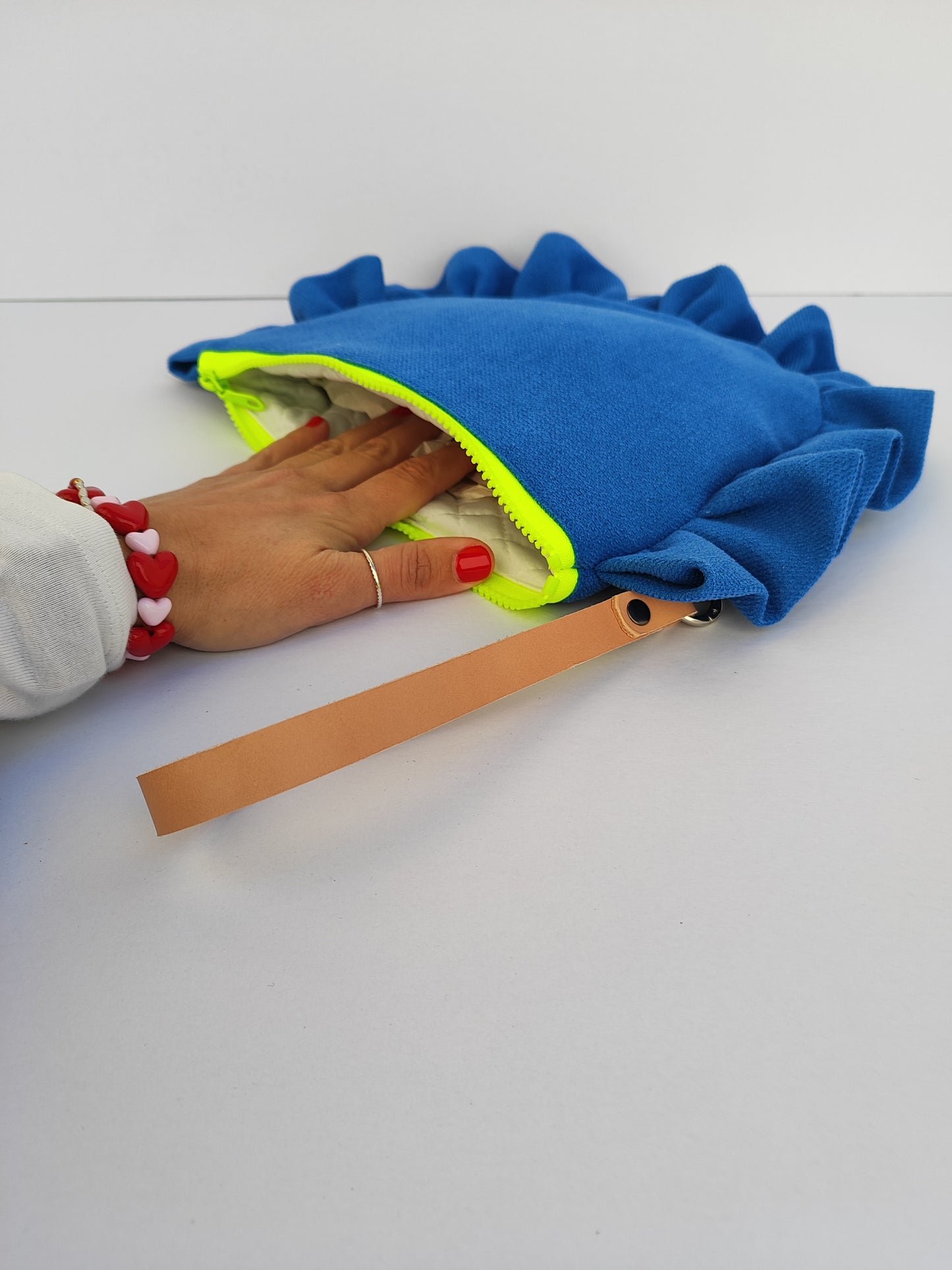 Χειροποίητο αφράτο τσαντάκι με φερμουάρ ''γαλάζιο με βολάν''