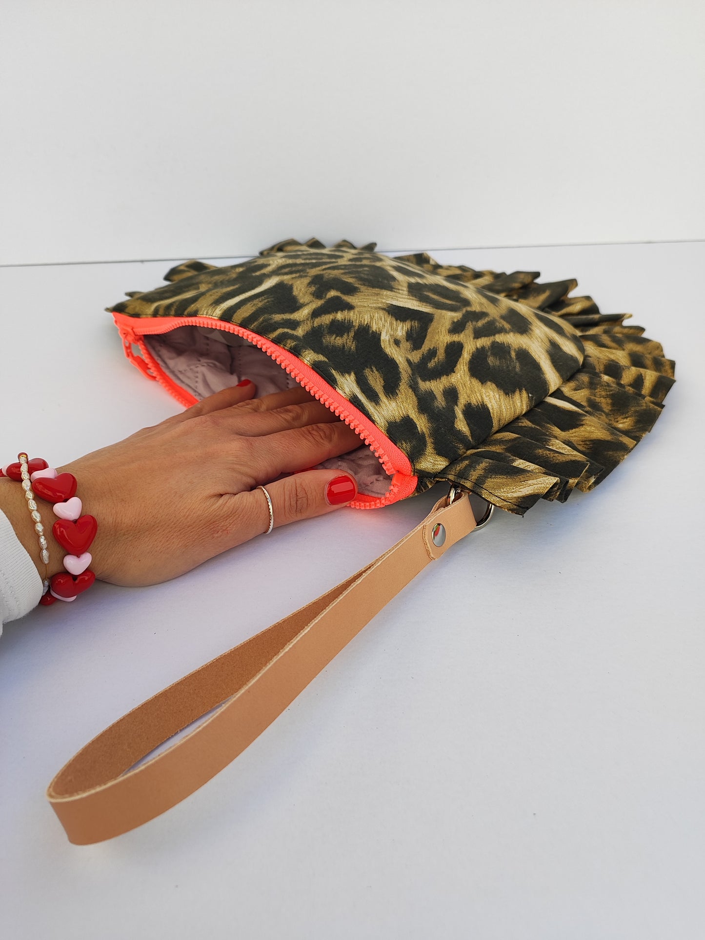 Χειροποίητο τσαντάκι με φερμουάρ ''λεοπάρ με βολάν''