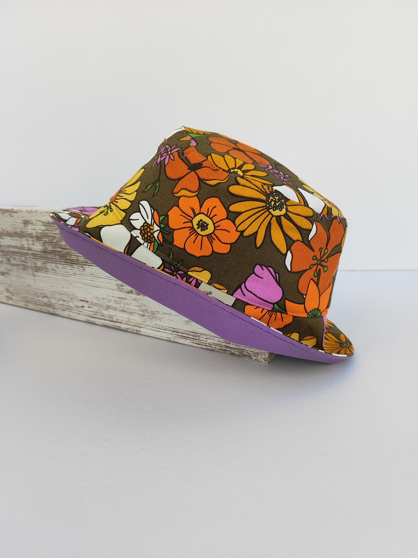 Πασχαλινό gift box ''λαμπάδα με λουλουδάτο καπέλο διπλής όψης (bucket hat)''