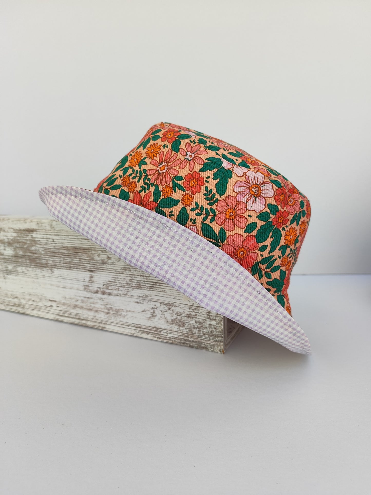 Χειροποίητο καπέλο διπλής όψης. Φλοράλ - λιλά καρό.