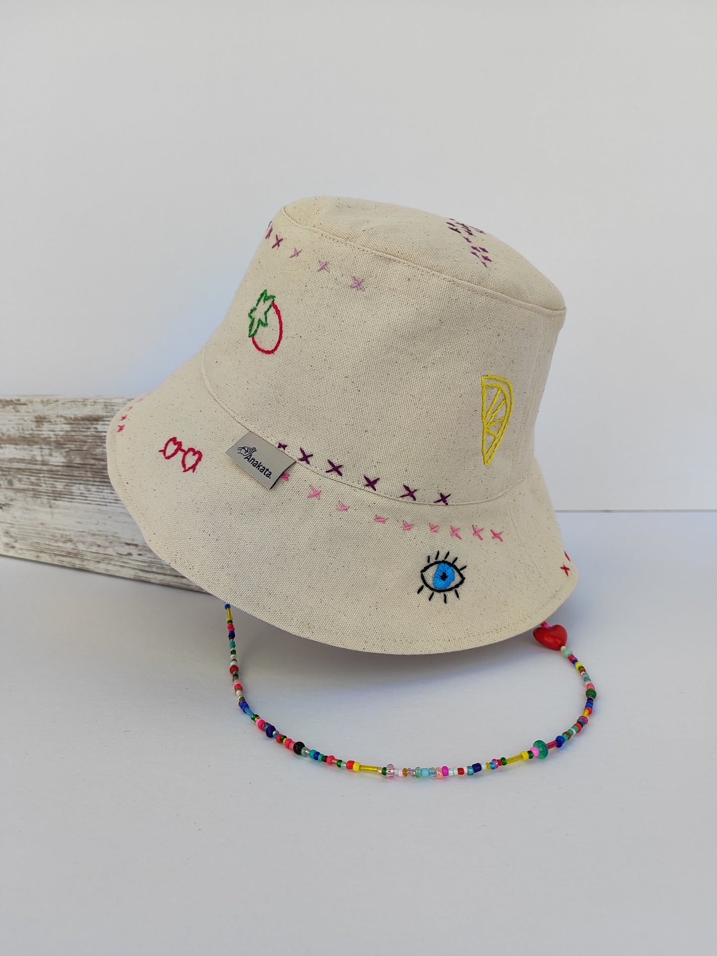 Πασχαλινό gift box ''λαμπάδα και καπέλο διπλής όψης κεντημένο στο χέρι (bucket hat)''