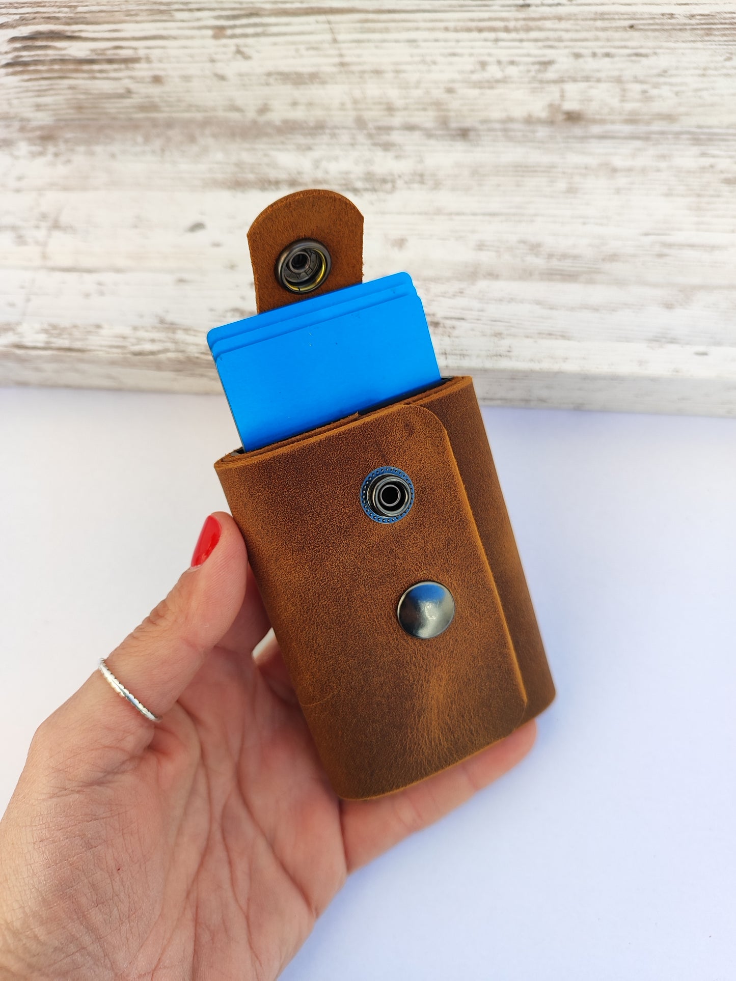 ''James Bond'' χειροποίητο δερμάτινο πορτοφόλι - καφέ με μαύρη κλωστή.