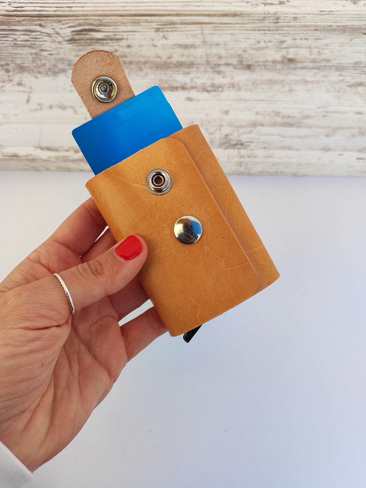 ''James Bond'' χειροποίητο δερμάτινο πορτοφόλι - φυσικό δέρμα και εκρού κλωστή.