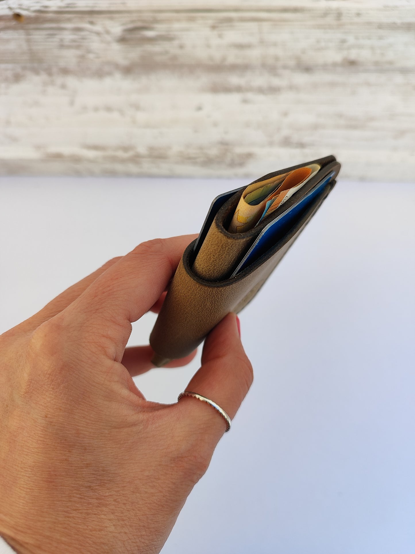 Hobbit δερμάτινο πορτοφόλι ''λαδί με μαύρη κλωστή''