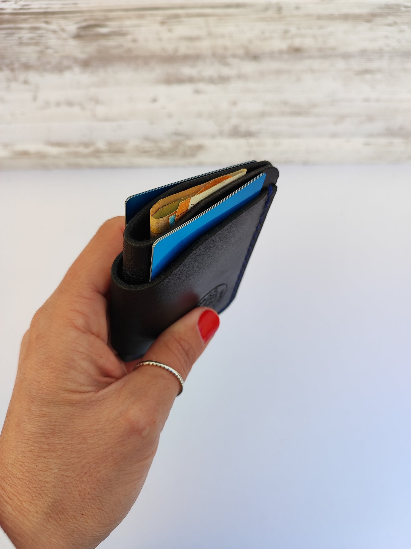 Hobbit δερμάτινο πορτοφόλι ''μαύρο με μπλε κλωστή''