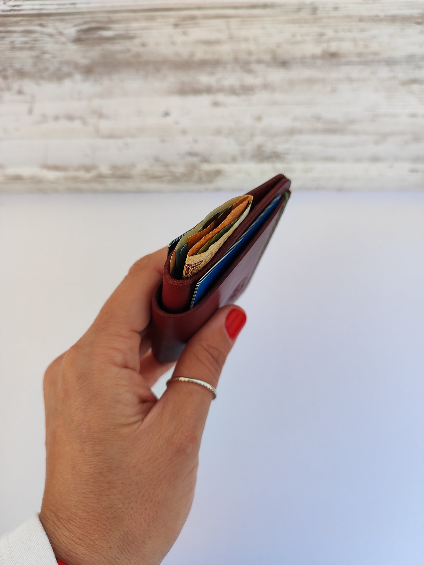 Hobbit δερμάτινο πορτοφόλι ''μπορντώ με φυστικί κλωστή''