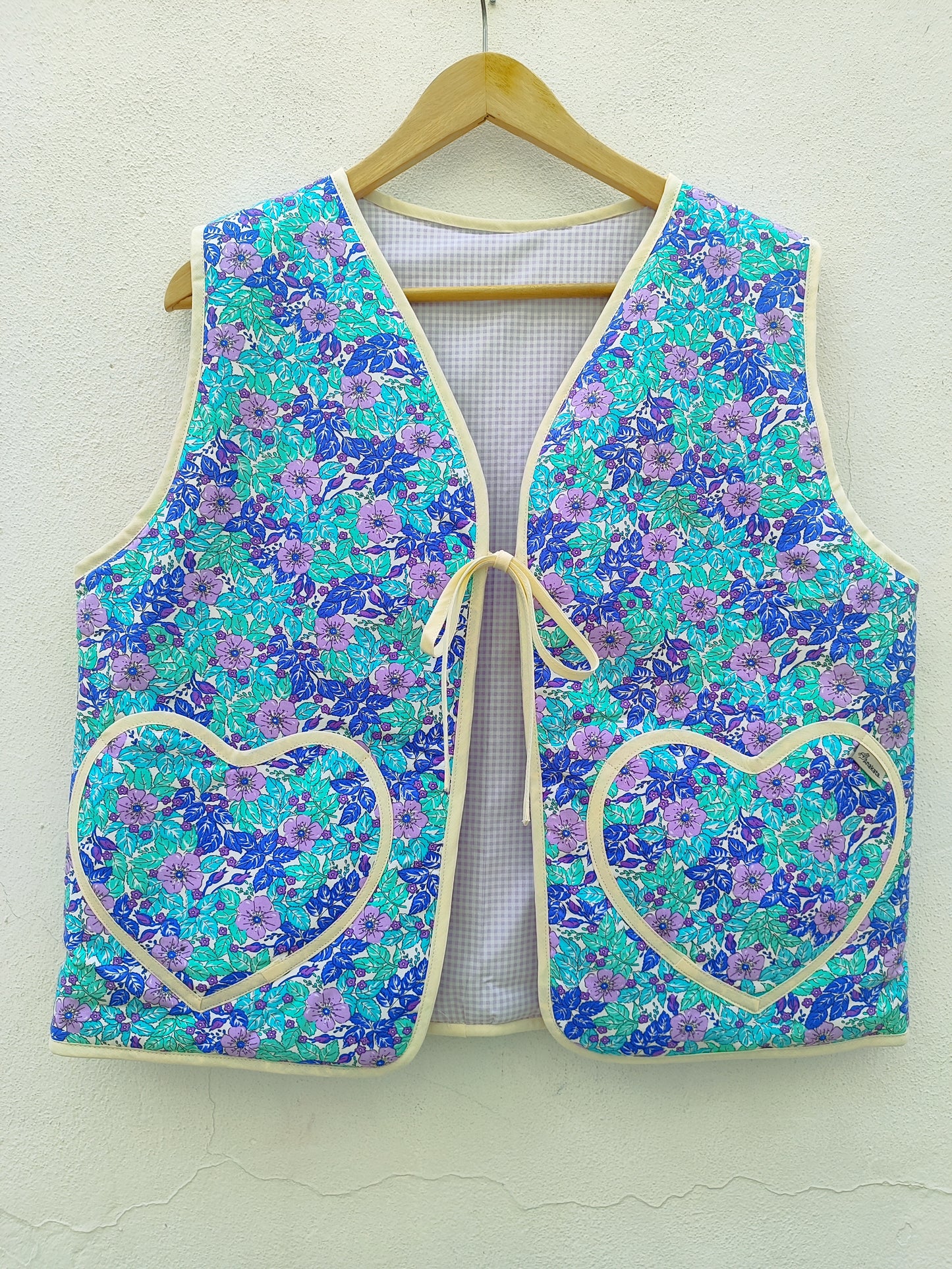 Χειροποίητο γιλέκο διπλής όψης- σιέλ φλοράλ και λιλά καρό, με τσέπες σε σχήμα καρδιάς.