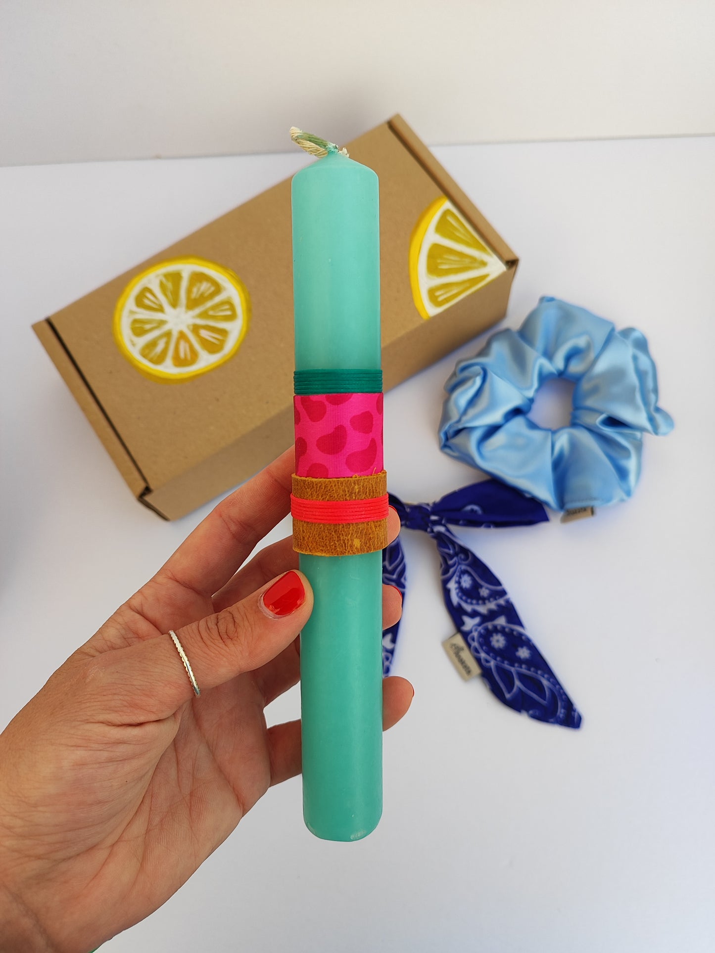 Πασχαλινό gift box ''λαμπάδα, φρου φρου και φιόγκος με κλιπ''