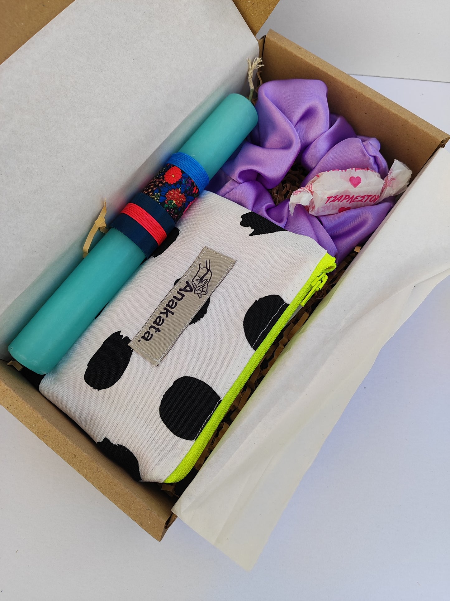 Πασχαλινό gift box ''λαμπάδα, σατέν φρου φρου και zero waste πορτοφόλι