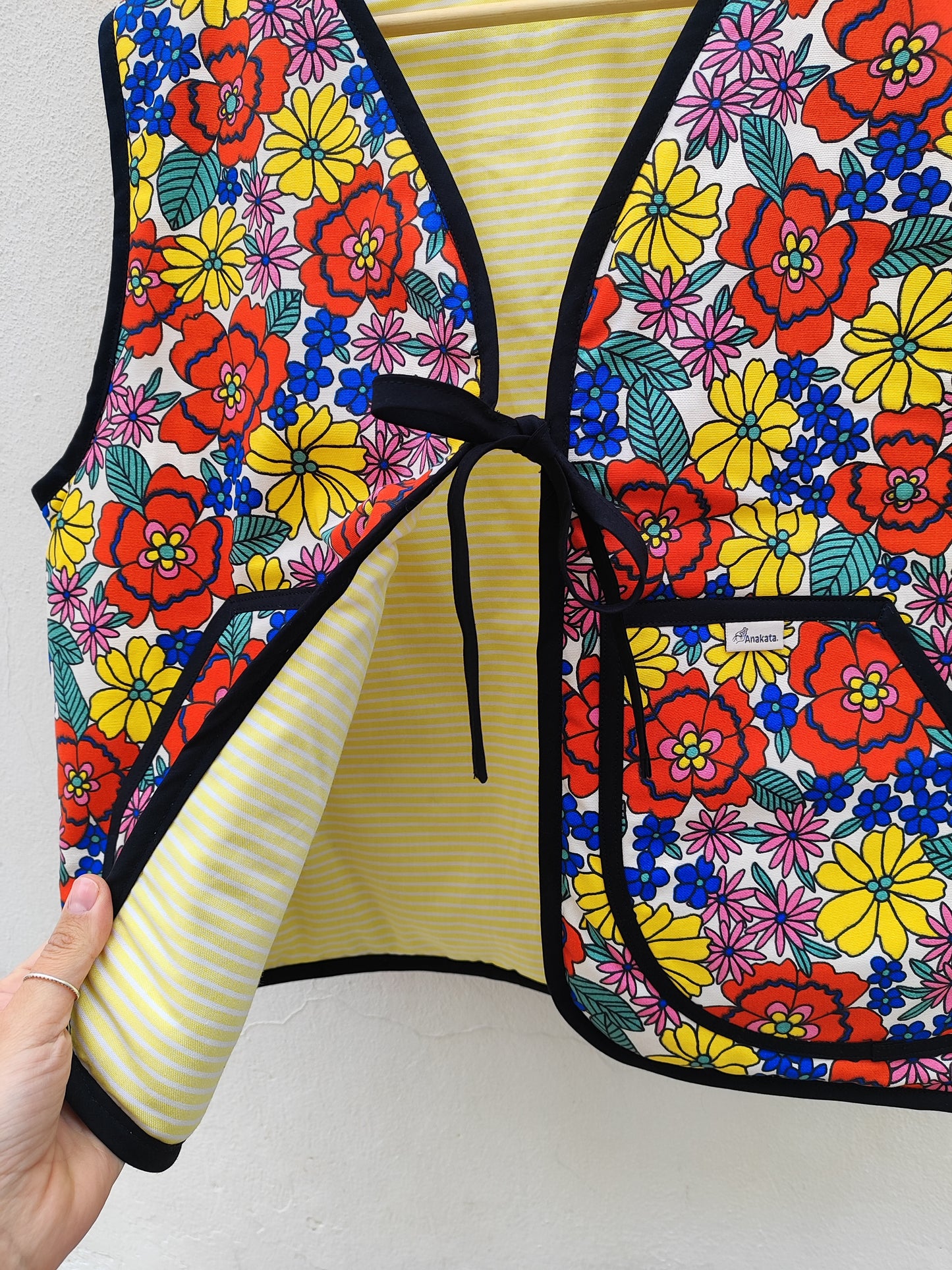 Χειροποίητο γιλέκο χρωματιστά λουλούδια με μαύρα ρέλια