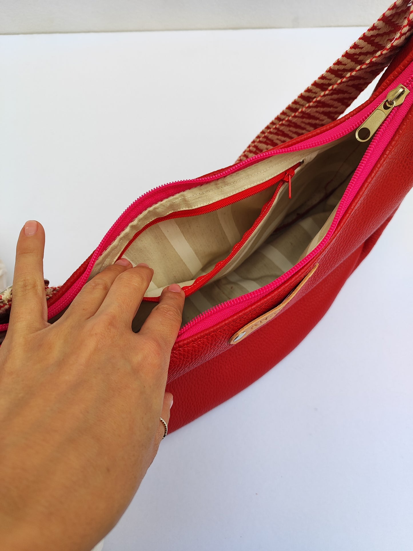 Τσάντα ''κρουασάν'' , δέρμα, κόκκινη με φούξια φερμουάρ και έθνικ ιμάντα , τσάντα ώμου ή χιαστί.