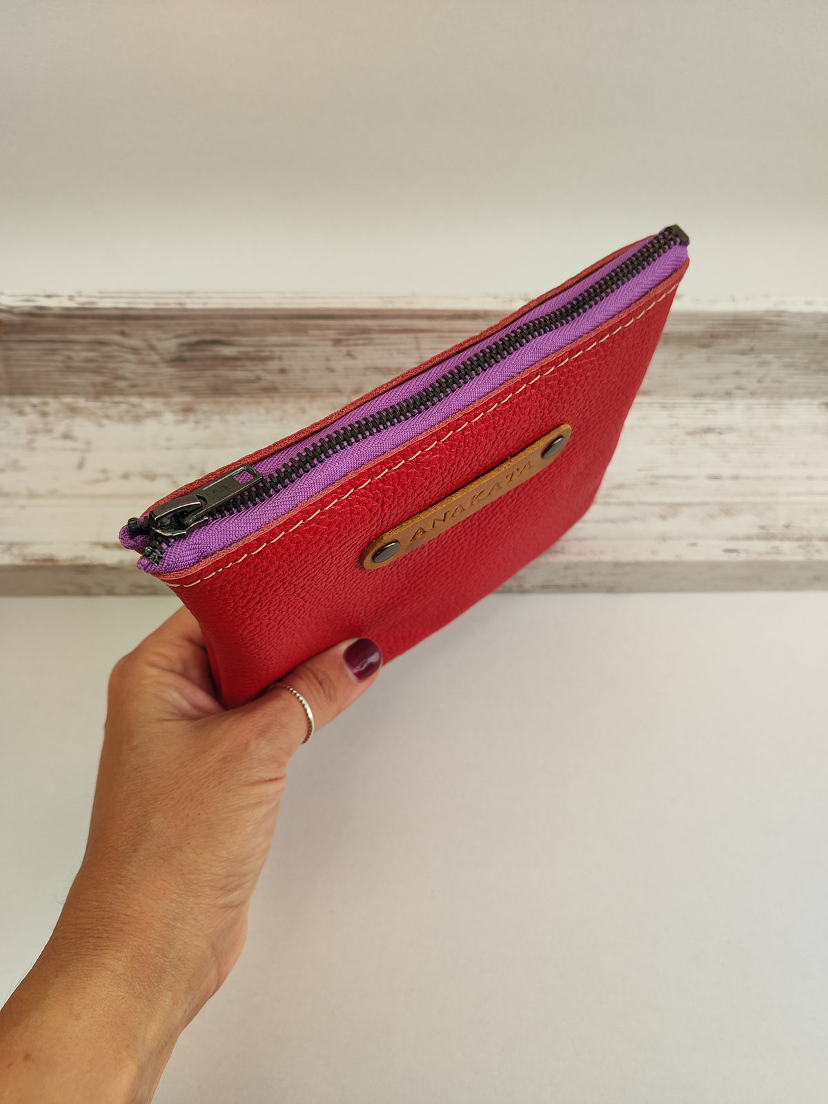 Δερμάτινο zipper pouch - κόκκινο με μωβ φερμουάρ.