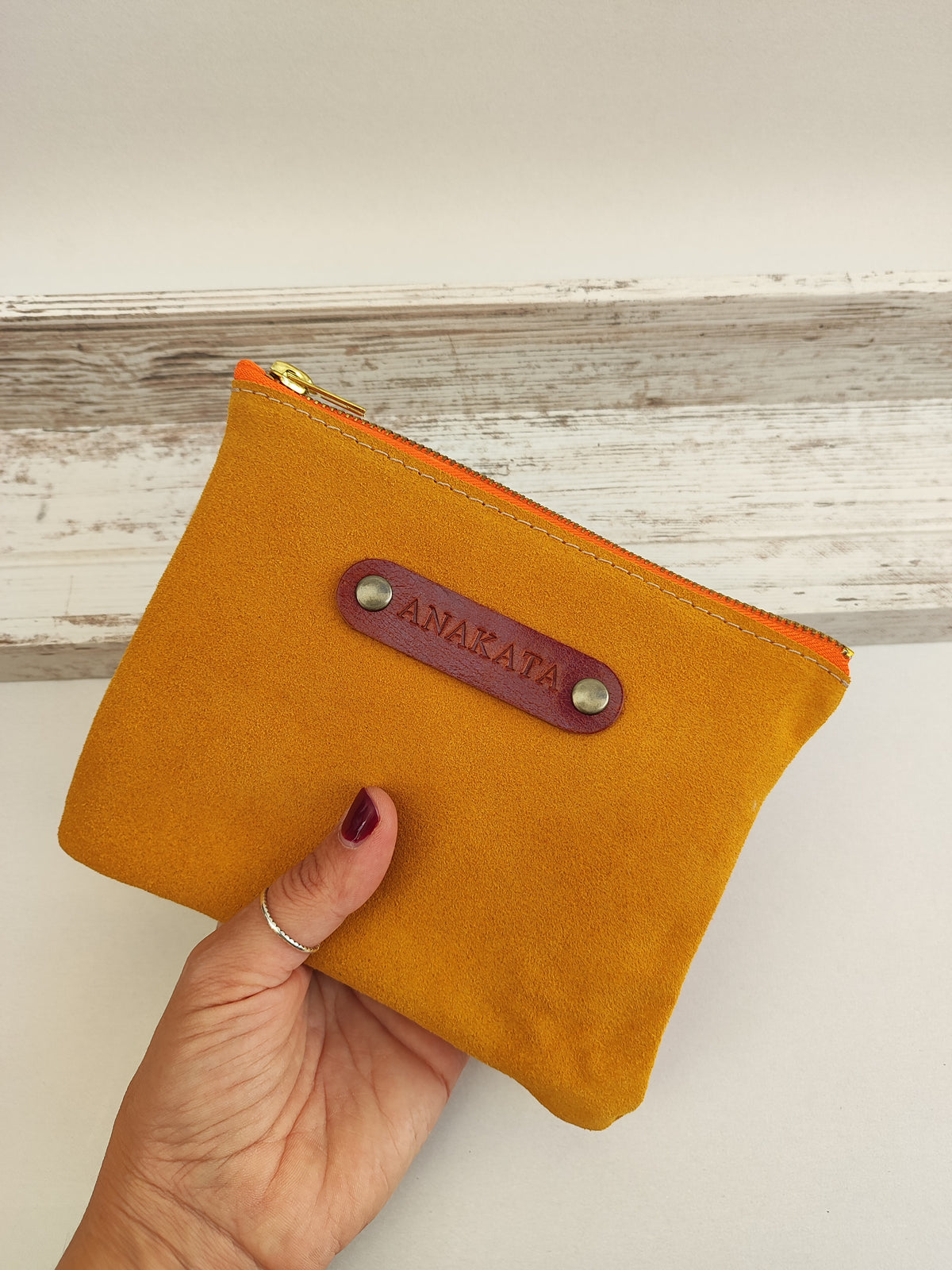 Δερμάτινο zipper pouch - μουσταρδί καστόρι με πορτοκαλί φερμουάρ.