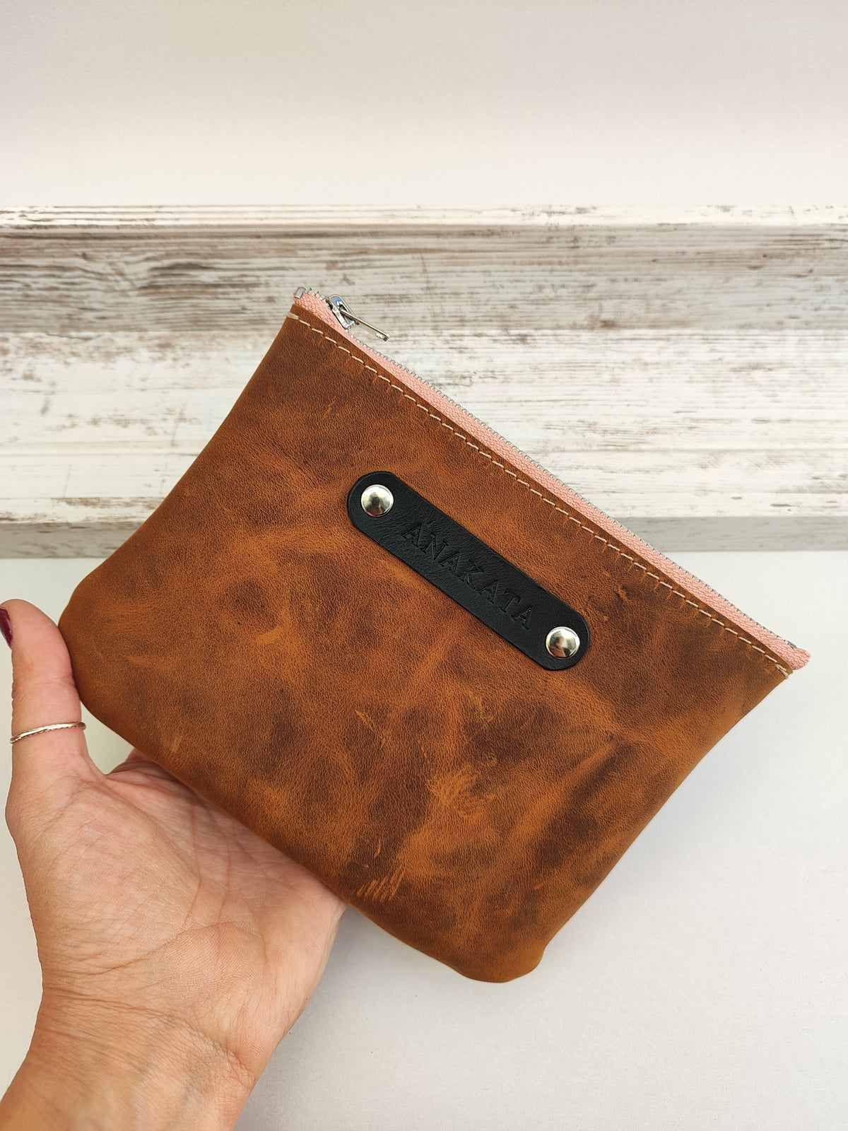 Δερμάτινο zipper pouch - καφέ με μπεζ φερμουάρ.