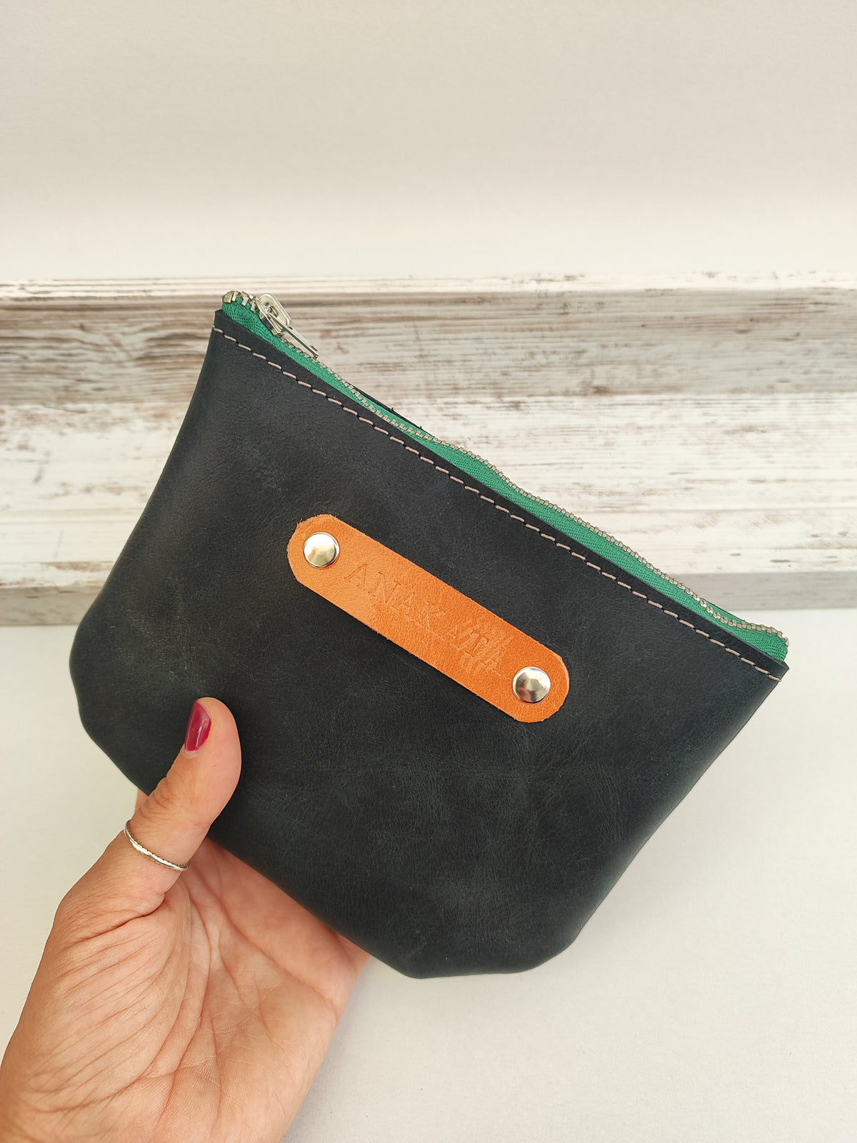 Δερμάτινο zipper pouch - μαύρο με πράσινο φερμουάρ.