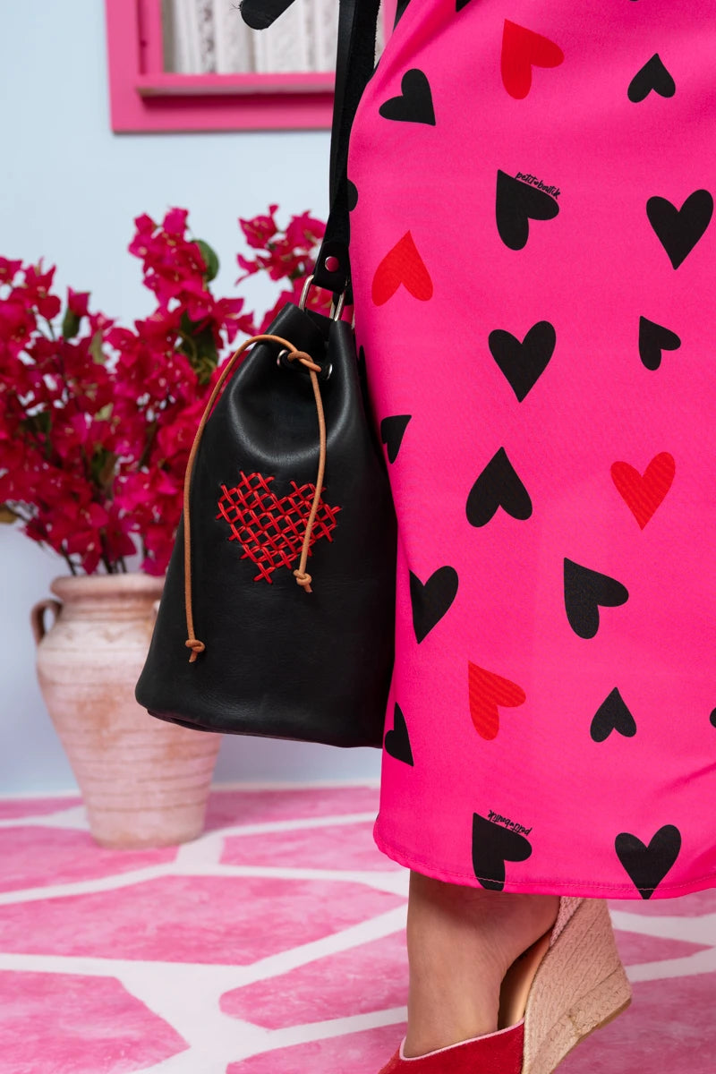 Olivia Black Bucket Red Heart Μαύρη Δερμάτινη Τσάντα Πουγκί Petit Boutik X Anakata