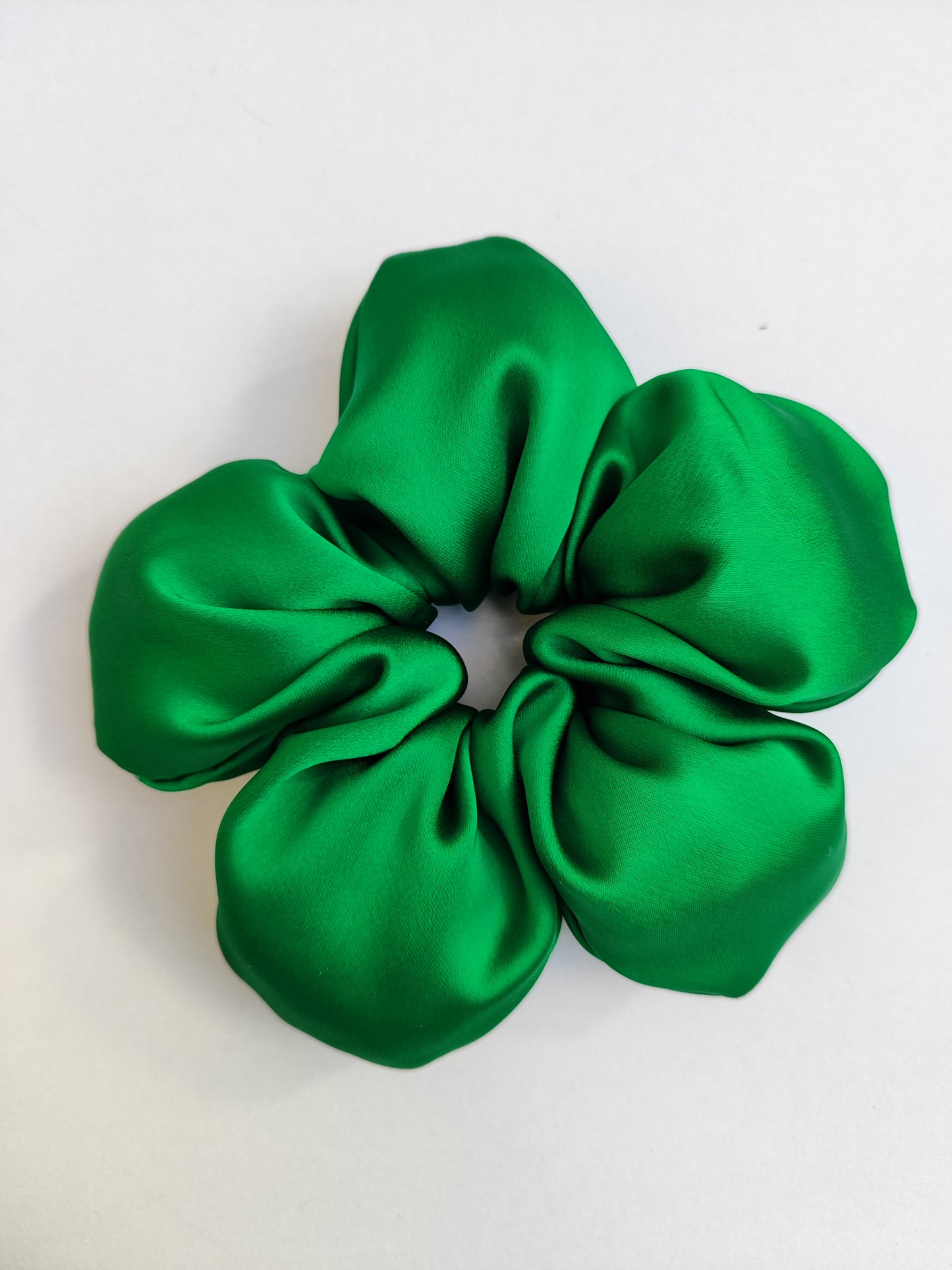 Λουλουδένια scrunchies ''πράσινο σατέν''