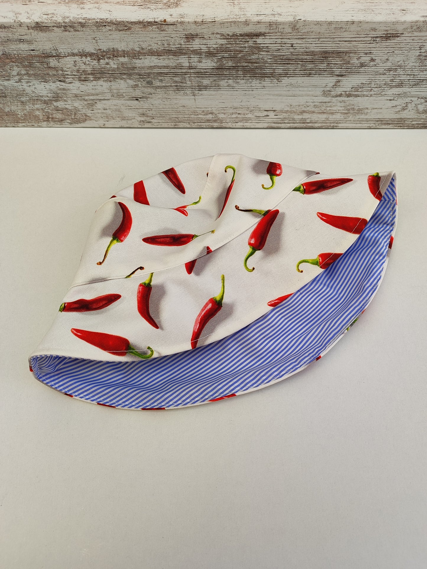 Χειροποίητο καπέλο διπλής όψης ''spicy πιπεριές - γαλάζιο ριγέ''