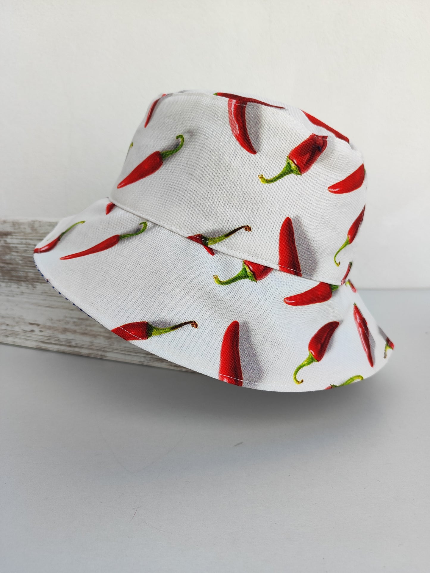 Χειροποίητο καπέλο διπλής όψης ''spicy πιπεριές - μπλε καρό''