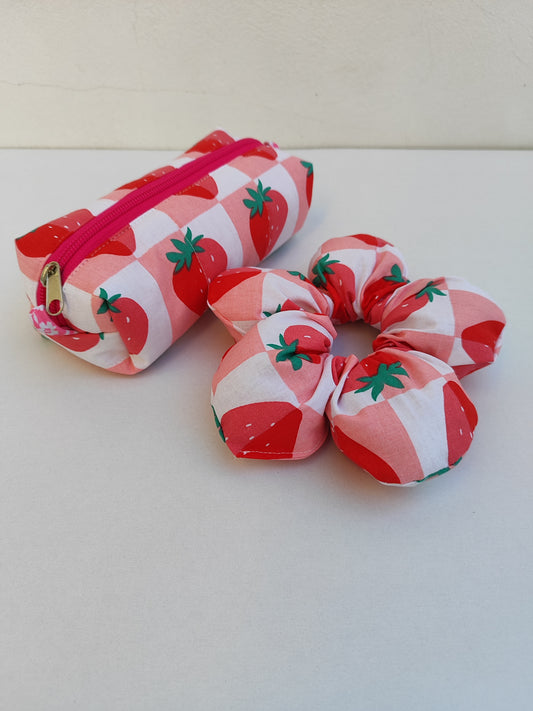 Σετ κασετίνα και λουλουδένιο scrunchie φράουλες - back to school