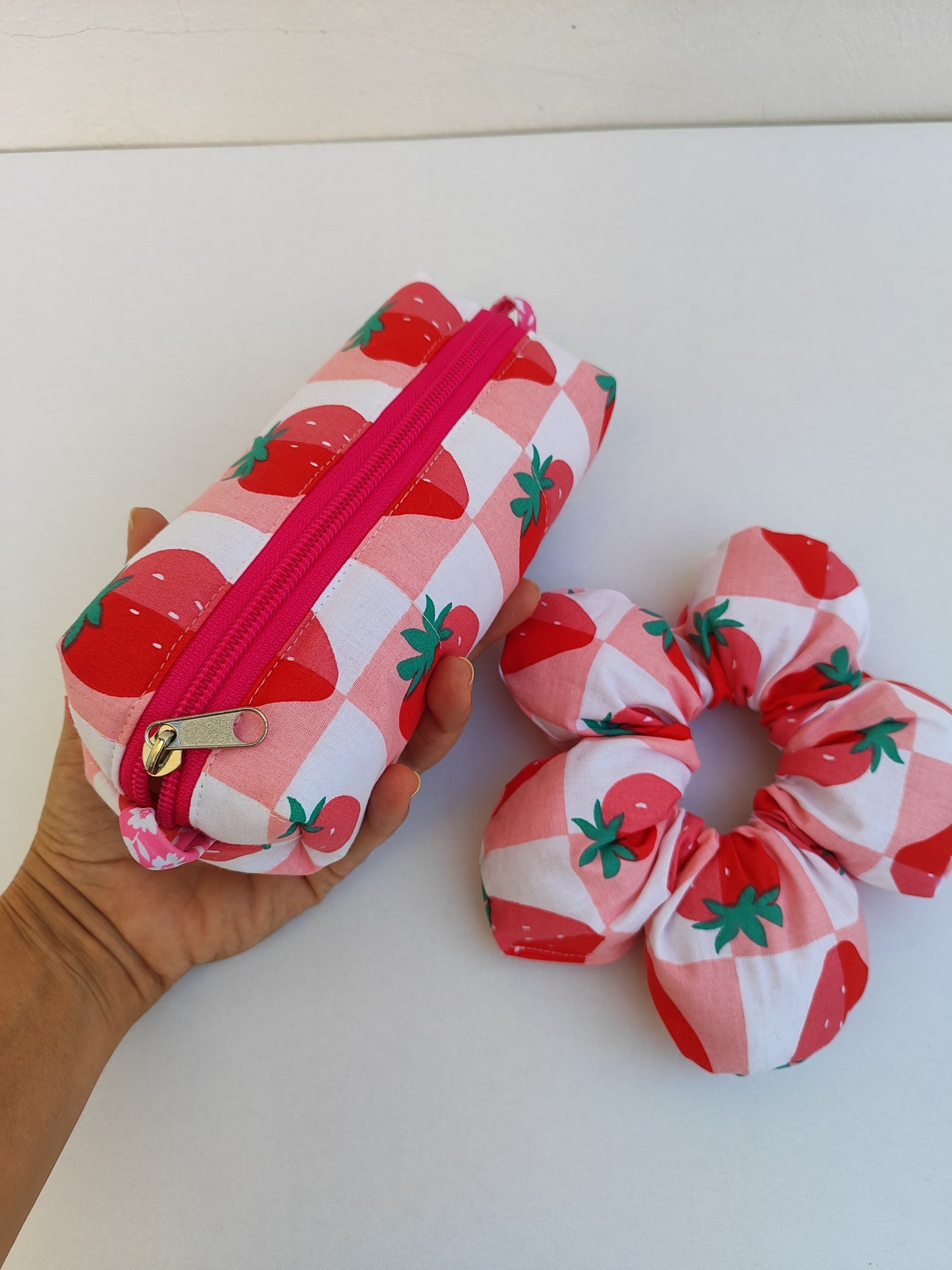 Σετ κασετίνα και λουλουδένιο scrunchie φράουλες - back to school