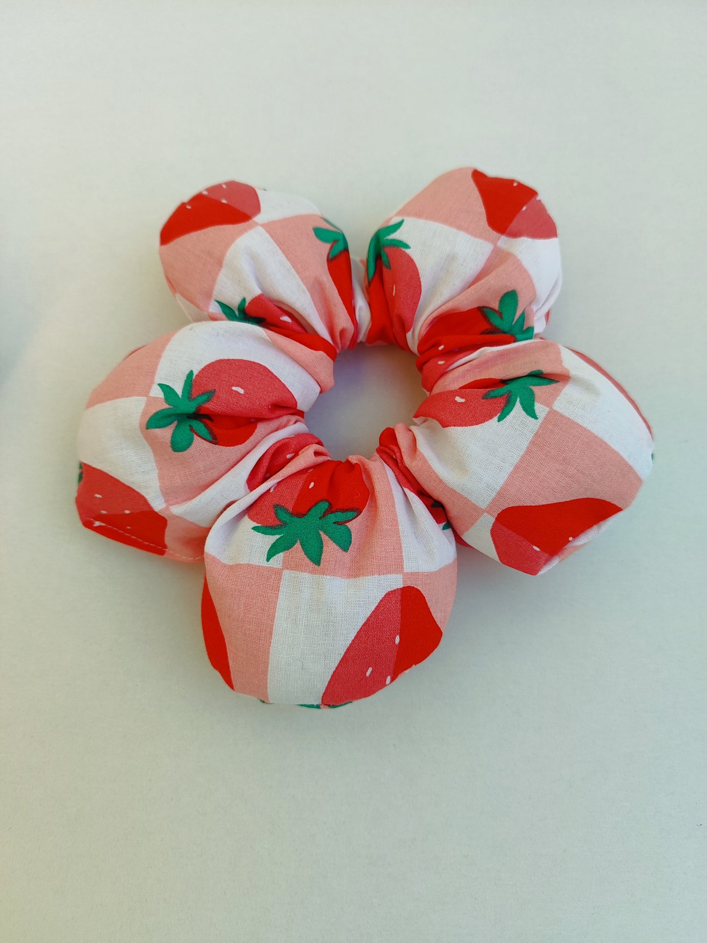 Σετ κασετίνα και λουλουδένιο scrunchie φράουλες - back to school