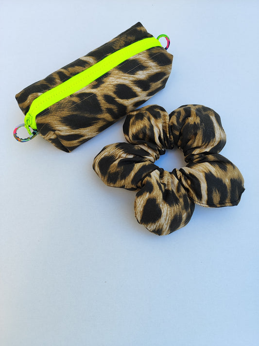 Σετ κασετίνα και λουλουδένιο scrunchie λεοπάρ - back to school