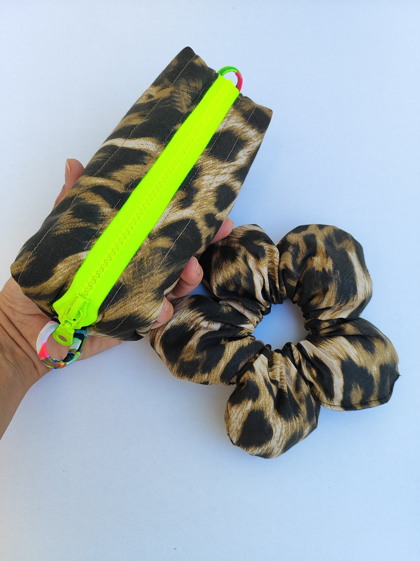 Σετ κασετίνα και λουλουδένιο scrunchie λεοπάρ - back to school