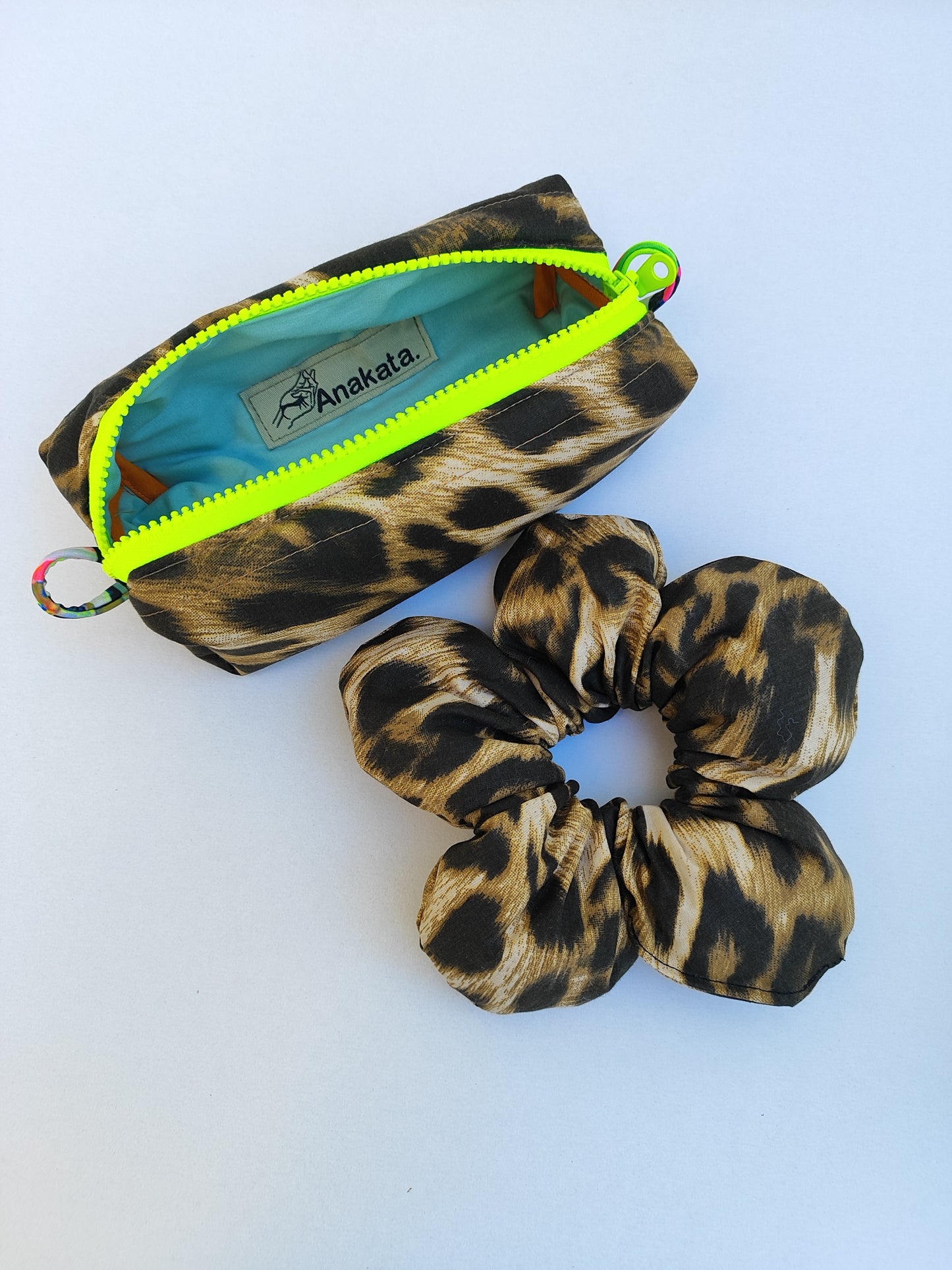 Σετ κασετίνα και λουλουδένιο scrunchie λεοπάρ - back to school
