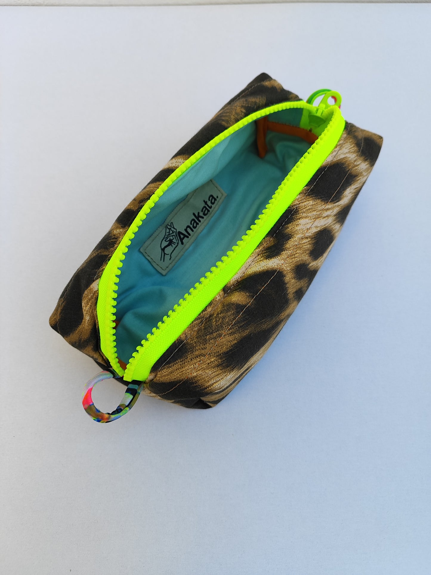 Σετ κασετίνα και λουλουδένιο scrunchie λεοπάρ - back to school